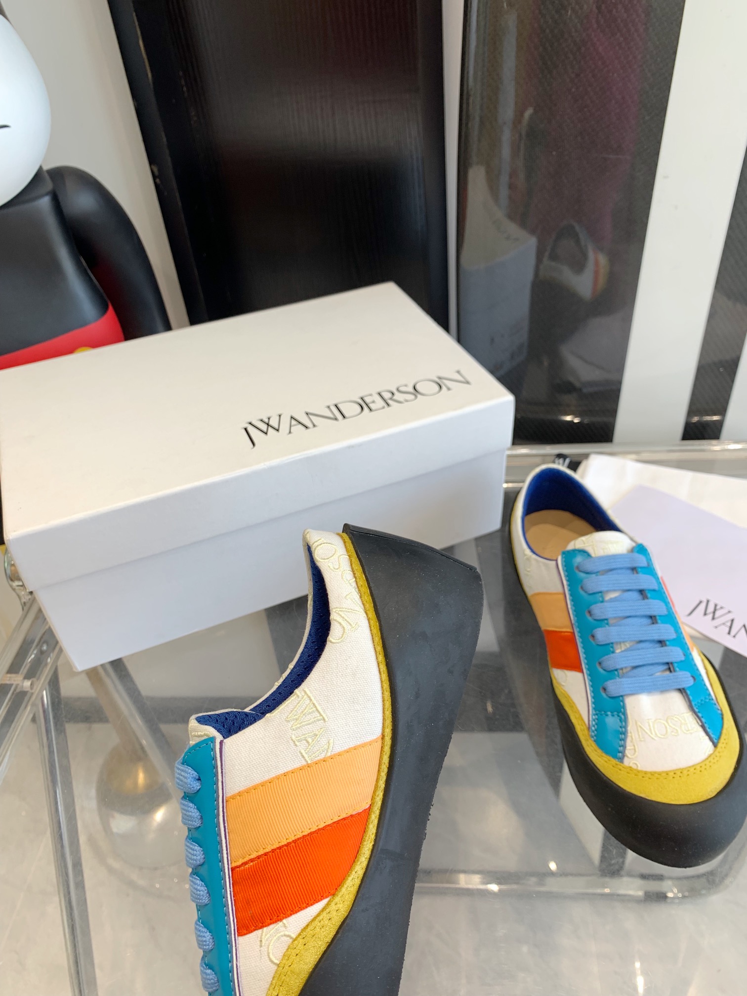 JW Anderson Recreational Shoes: Embroidered Plastered Couples in Top Editions - 图片 3