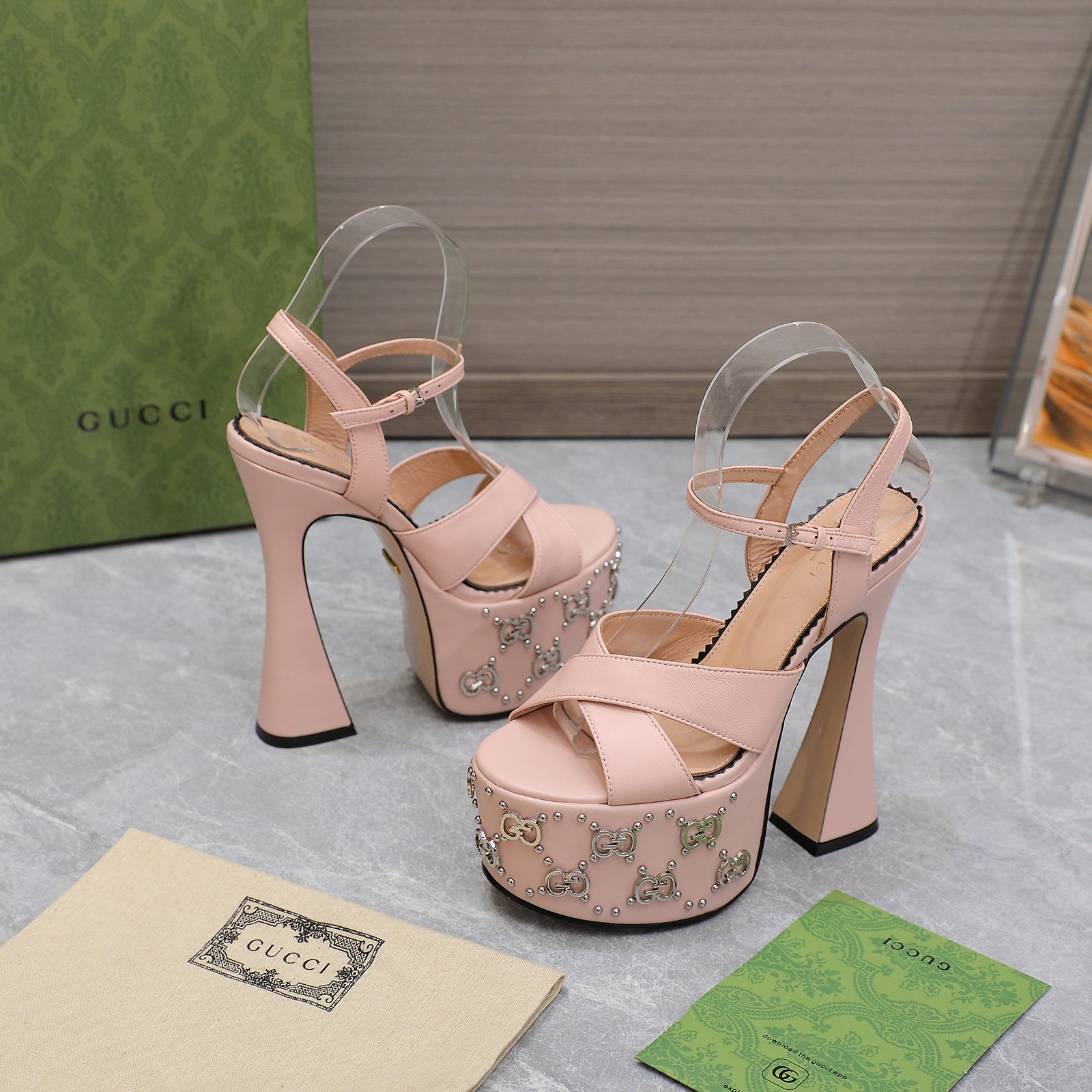 NO:236600,GUCCI Spring new waterproof platform high heels shoe show, Chiguhentian high-toe exposed sandals, metal nail drill full design, embellished with waterproof platform, Stylish brand logo plus, with super recognition, each product is competing for brands, may first and then produce super heel high series. GUCCI is not out of date, Guccl Paris fashion show launches [seduction] [seduction] [seduction] [seduction] The latest Guccl Heentian high waterproof platform patent leather high heels This series interprets the new fashion charm, continues the super high heel design, and is favored by well-known overseas bloggers. Tens of millions of fans and bloggers are passionately interpreted by domestic and foreign. It has been out of stock at home and abroad. The top version candy color matching, each color is beautiful, imported cowhide, imported leather inside and inside, sole shoes original genuine leather sole (five-belt logo) high heel 15.5cm water typhoon 6cm size  35-42 (41 42 orders) Packaging GUCCI full set of original packaging Price, sandals, christian louboutin, gucci, sandals, high heels, cowhide, Leather soles19860909GUCCI 春季款新防水台高跟走鞋款秀 驰古恨天高趾露凉鞋 金属钉钻满设计,缀点防水台的 尚时的品牌LOGO持加,具有超辨高识度 各品大争牌恐先推后出超系跟高列 GUCCI不也落伍 Guccl巴黎时装秀场款 推出[勾引][勾引][勾引]最新款Guccl恨天高防水台漆皮高跟鞋 此系列演绎全新时尚魅力 延续超高跟设计,深得海外知名博主青睐 千万粉丝博主倾情演绎,畅销海内外 国内已经断货,顶级版本 糖果色配色,每个颜色都是绝美 , 面鞋进口牛皮 里内进口皮羊 底鞋原版真皮大底（五带金logo) 高跟15.5cm 水防台6cm 码数 35-42（41 42订） 包装GUCCI全套原包版装 价格,凉鞋,christian louboutin,gucci,sandals,high heels,cowhide,Leather soles,Women's Shoes