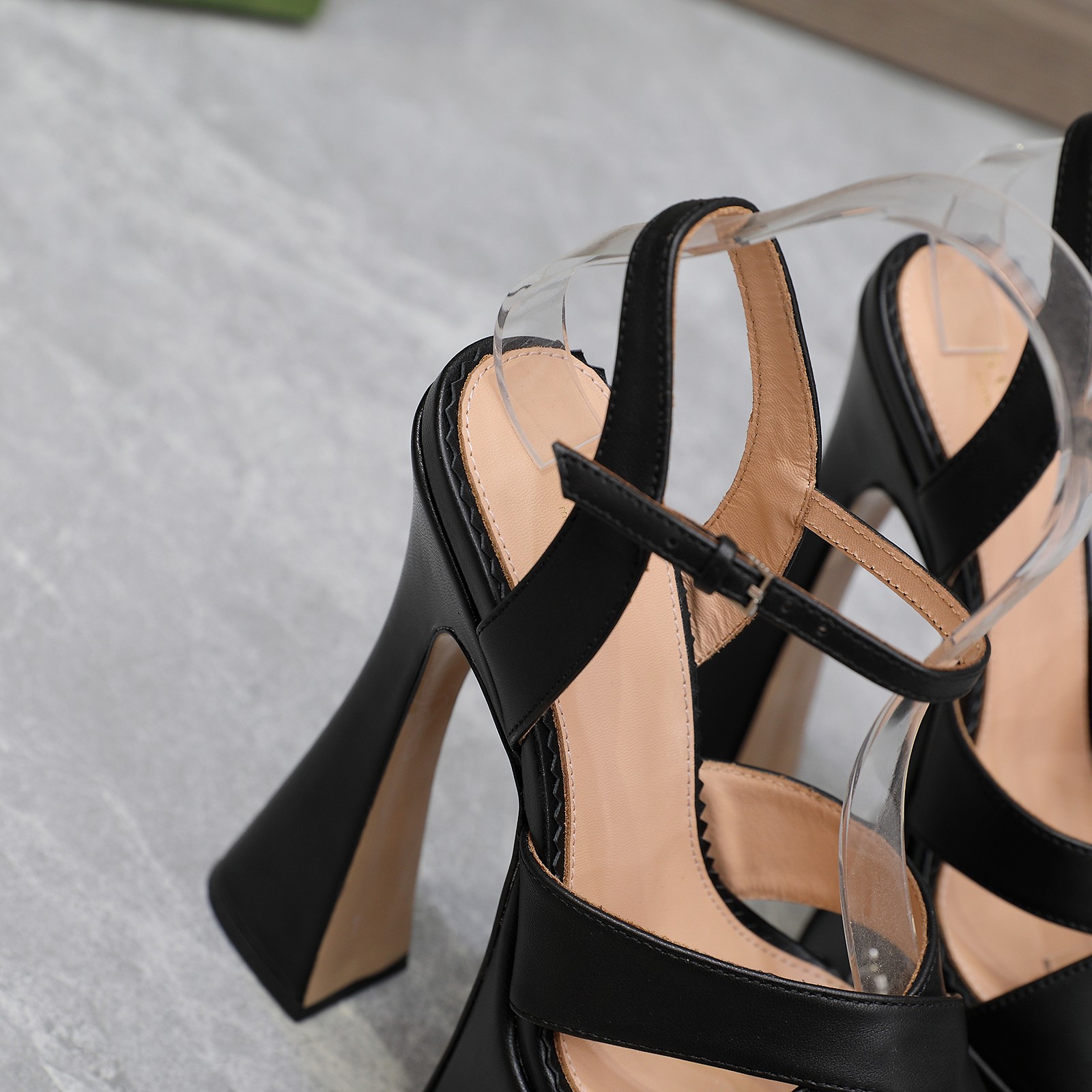 NO:787153,GUCCI's new spring model of waterproof platform high-heeled walking shoes. Gucci's high-toe open sandals. Designed with metal studs and embellished with waterproof platforms. The fashionable brand LOGO is attached, which is highly recognizable. Various products are competing for brands. They are eager to launch the super series of high-heeled shoes. GUCCI is not behind. Guccl's Paris fashion show model launches [seduce][seduce][seduce] the latest Gucci's high-heeled waterproof platform patent leather high heels. This series demonstrates a new fashion charm.  Continuing the ultra-high-heeled design, it has won the favor of well-known overseas bloggers. It has been interpreted by tens of millions of fan bloggers and is sold well at home and abroad. It is out of stock in China. The top version comes in candy color, every color is beautiful. The upper shoe is imported cowhide and the lining is imported sheep leather. The sole shoe is original genuine leather outsole (five-band gold logo). The high heel is 15.5cm. The waterproof platform is 6cm. The size is 35-42 (order 41 42). Packaging GUCCI full set original package  price,sandals,gucci,sandals,high heels,cowhide,Leather soles19860909GUCCI 春季款新防水台高跟走鞋款秀 驰古恨天高趾露凉鞋 金属钉钻满设计,缀点防水台的 尚时的品牌LOGO持加,具有超辨高识度 各品大争牌恐先推后出超系跟高列 GUCCI不也落伍 Guccl巴黎时装秀场款 推出[勾引][勾引][勾引]最新款Guccl恨天高防水台漆皮高跟鞋 此系列演绎全新时尚魅力 延续超高跟设计,深得海外知名博主青睐 千万粉丝博主倾情演绎,畅销海内外 国内已经断货,顶级版本 糖果色配色,每个颜色都是绝美 , 面鞋进口牛皮 里内进口皮羊 底鞋原版真皮大底（五带金logo) 高跟15.5cm 水防台6cm 码数 35-42（41 42订） 包装GUCCI全套原包版装 价格,凉鞋,gucci,sandals,high heels,cowhide,Leather soles,Women's Shoes