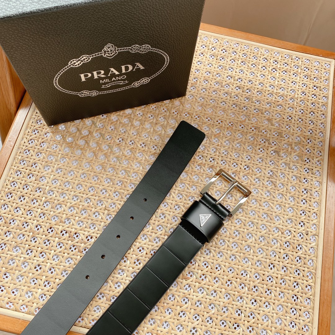 Prada PRADA 3 5cm男士腰带 此款腰带采用精美的亮面皮革打造