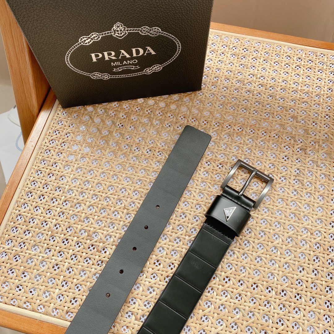 Prada PRADA 3 5cm男士腰带 此款腰带采用精美的亮面皮革打造