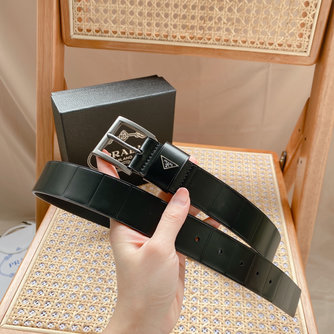 Prada PRADA 3 5cm男士腰带 此款腰带采用精美的亮面皮革打造