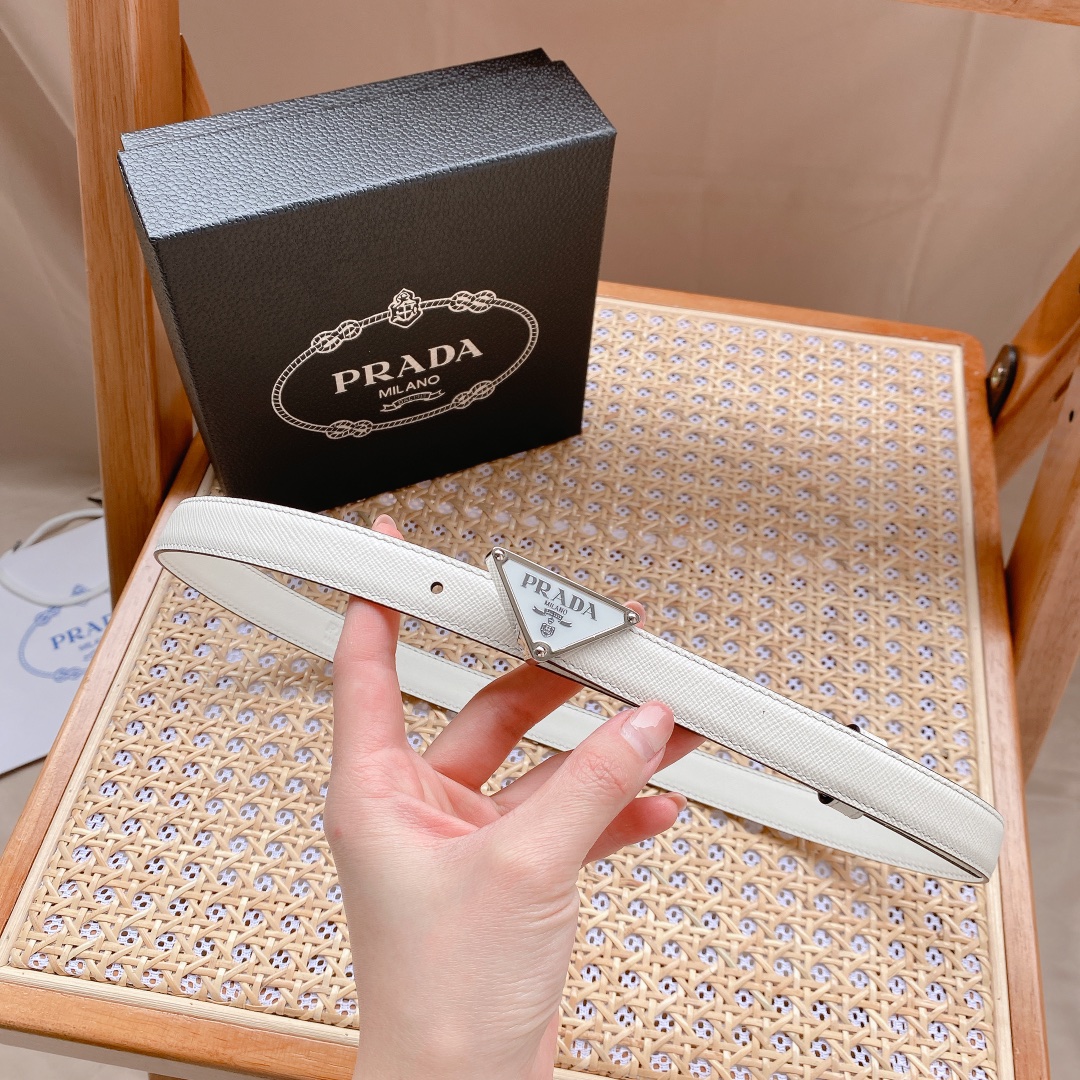 Prada PRADA 2.0cm女士腰带 这款腰带设计简约而不失精美 金属搭扣呈现标志性的三角形徽标轮廓 彰显品牌格调