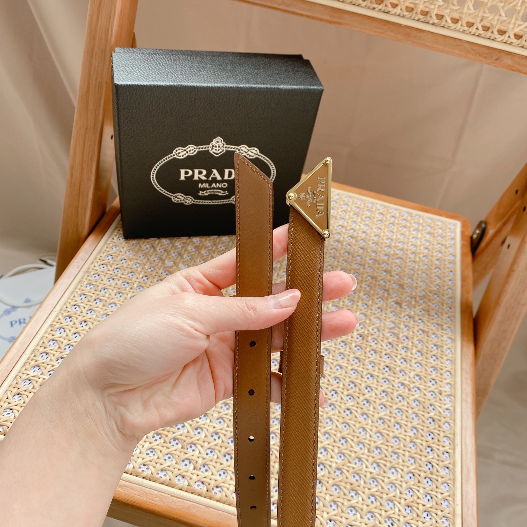 Prada PRADA 2.0cm女士腰带 这款腰带设计简约而不失精美 金属搭扣呈现标志性的三角形徽标轮廓 彰显品牌格调