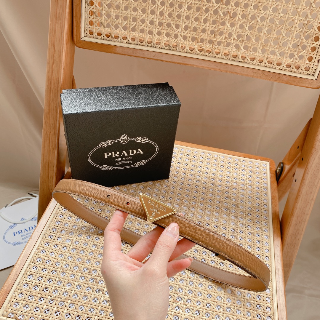 Prada PRADA 2.0cm女士腰带 这款腰带设计简约而不失精美 金属搭扣呈现标志性的三角形徽标轮廓 彰显品牌格调