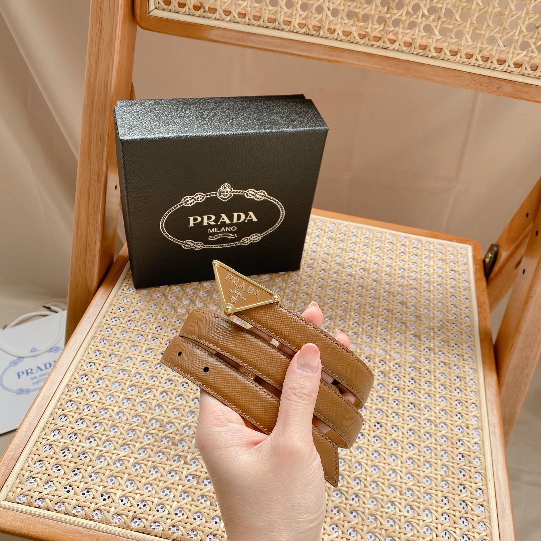 Prada PRADA 2.0cm女士腰带 这款腰带设计简约而不失精美 金属搭扣呈现标志性的三角形徽标轮廓 彰显品牌格调