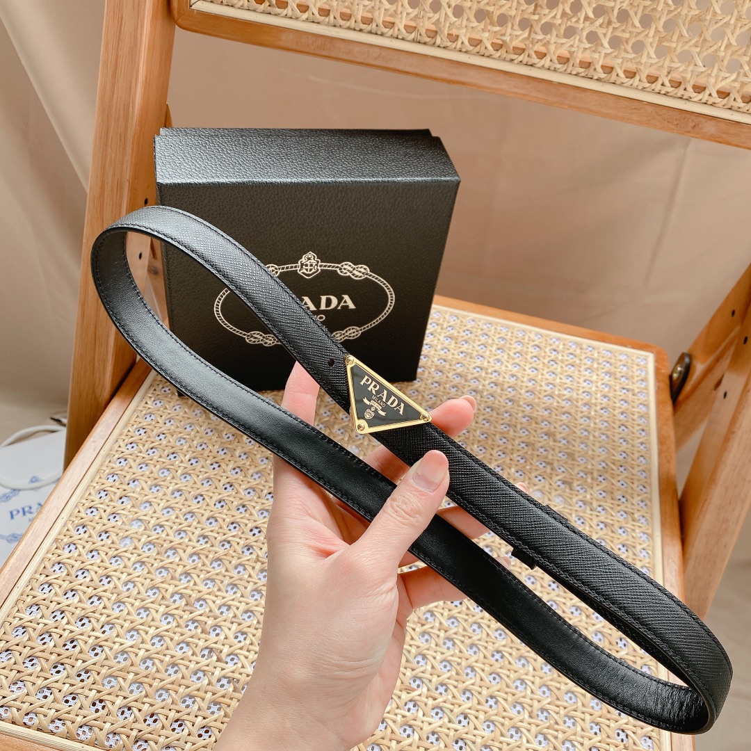 Prada PRADA 2.0cm女士腰带 这款腰带设计简约而不失精美 金属搭扣呈现标志性的三角形徽标轮廓 彰显品牌格调