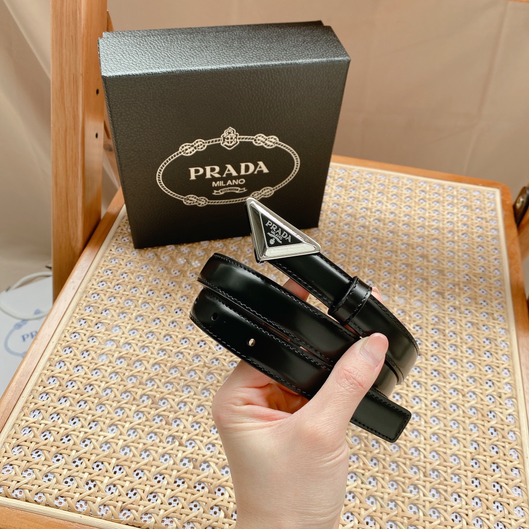 Prada PRADA 2.0cm女士腰带 这款腰带设计简约而不失精美 金属搭扣呈现标志性的三角形徽标轮廓 彰显品牌格调