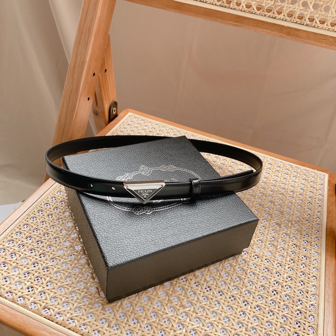 Prada PRADA 2.0cm女士腰带 这款腰带设计简约而不失精美 金属搭扣呈现标志性的三角形徽标轮廓 彰显品牌格调