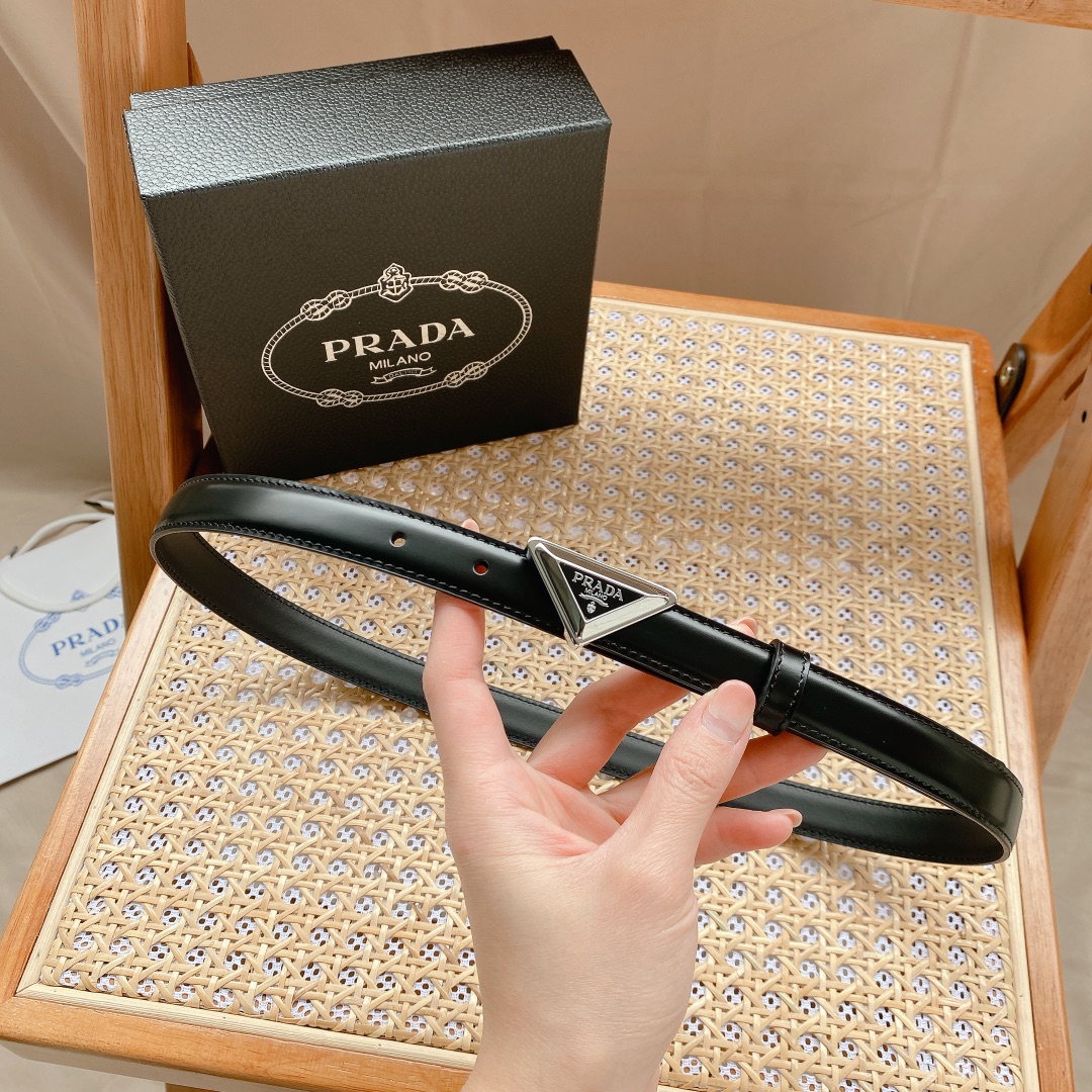 Prada PRADA 2.0cm女士腰带 这款腰带设计简约而不失精美 金属搭扣呈现标志性的三角形徽标轮廓 彰显品牌格调