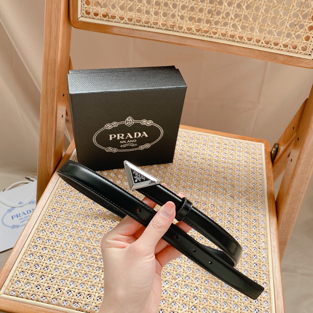 Prada PRADA 2.0cm女士腰带 这款腰带设计简约而不失精美 金属搭扣呈现标志性的三角形徽标轮廓 彰显品牌格调