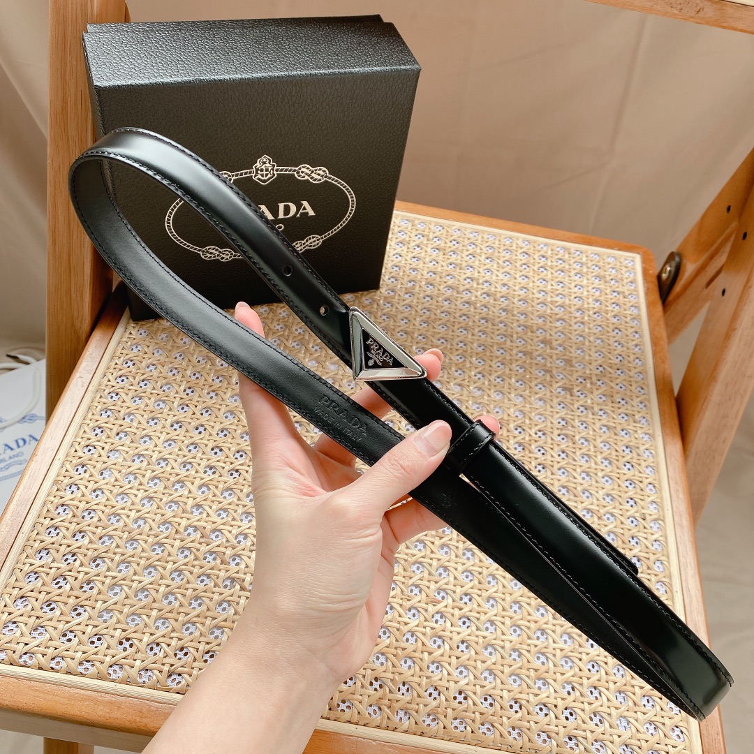 Prada PRADA 2.0cm女士腰带 这款腰带设计简约而不失精美 金属搭扣呈现标志性的三角形徽标轮廓 彰显品牌格调