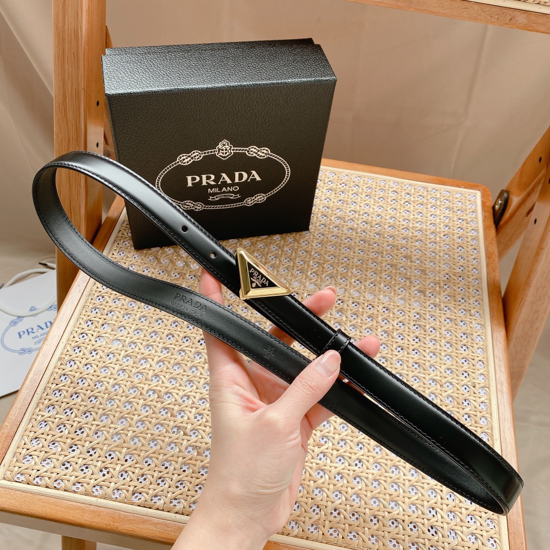 Prada PRADA 2.0cm女士腰带 这款腰带设计简约而不失精美 金属搭扣呈现标志性的三角形徽标轮廓 彰显品牌格调