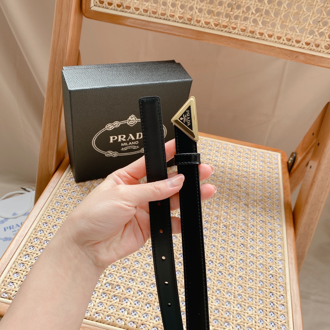 Prada PRADA 2.0cm女士腰带 这款腰带设计简约而不失精美 金属搭扣呈现标志性的三角形徽标轮廓 彰显品牌格调