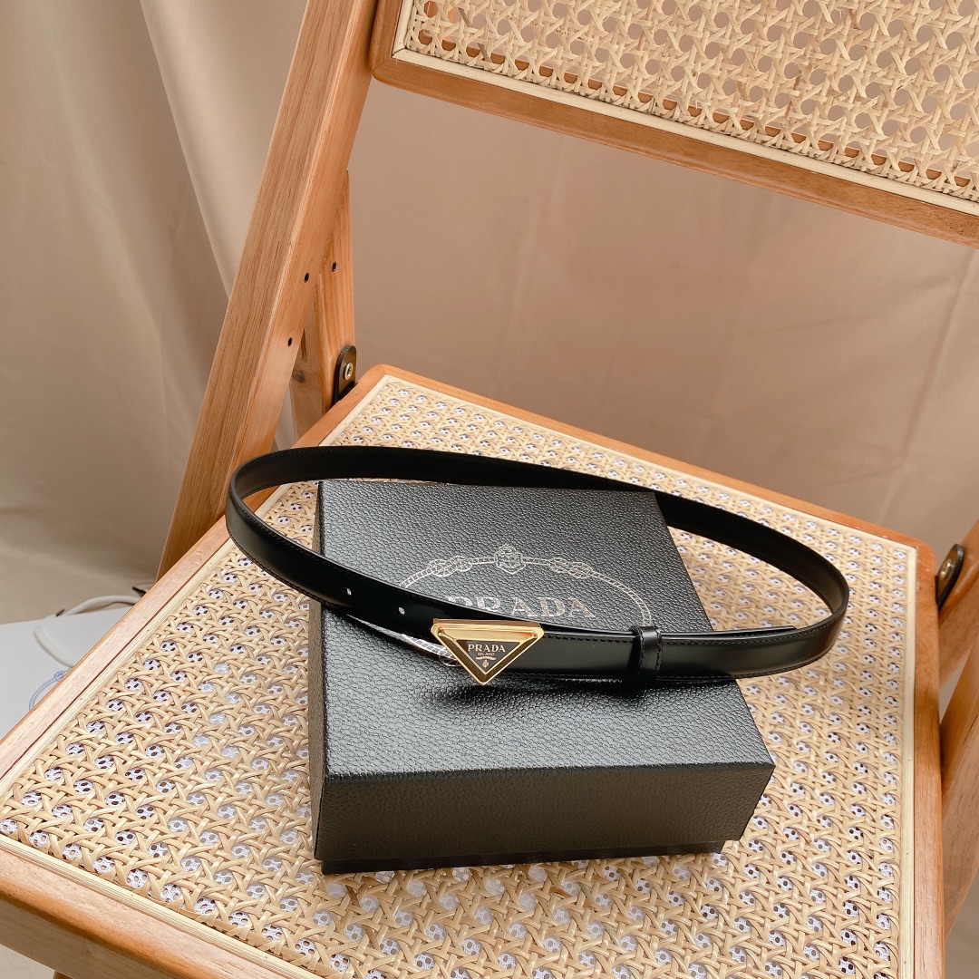 Prada PRADA 2.0cm女士腰带 这款腰带设计简约而不失精美 金属搭扣呈现标志性的三角形徽标轮廓 彰显品牌格调
