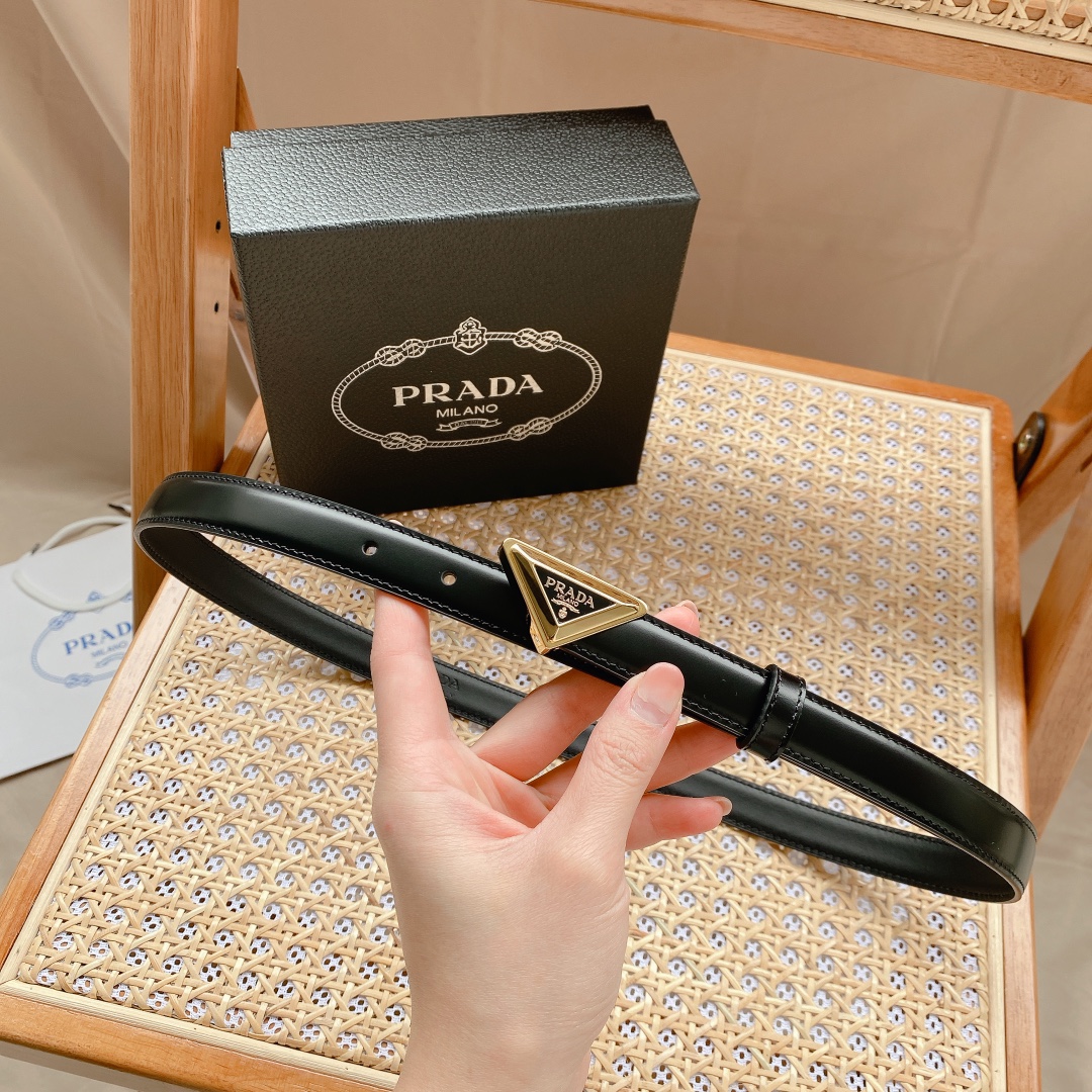 Prada PRADA 2.0cm女士腰带 这款腰带设计简约而不失精美 金属搭扣呈现标志性的三角形徽标轮廓 彰显品牌格调