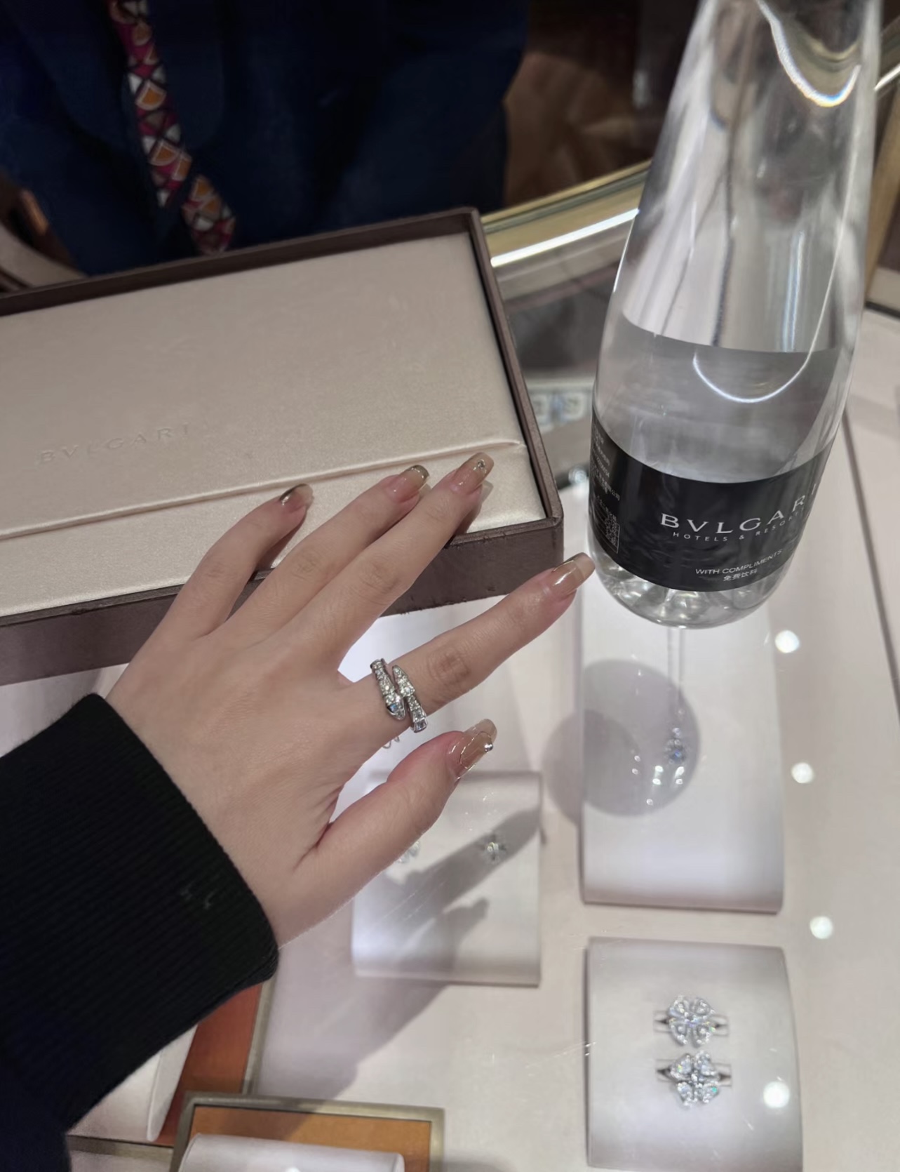 NO:634390,[BV Snake Ring] 88230 Material: V gold plated with platinum, imported simulated diamonds, beautiful sizes. It is also a style that has been sold for several years. There is no need to talk about the quality of the order. Most of the people in the market are not willing to use pure silver to make it. All the currency is made of brass or V gold, and there is no texture at all. Bottega veneta, ring, pure silver, Cartier high-end jewelry19860909【Bv蛇戒指】88230 材质V金镀白金、进口仿真钻 尺码美码 也是卖了好几年的款式,补单品质不用多讲市面大多数都不舍得用纯银来做,通货全部都是黄铜或者v金材质,根本做不出质感,,bottega veneta,ring,pure silver,卡迪亚高端饰品,Jewelry