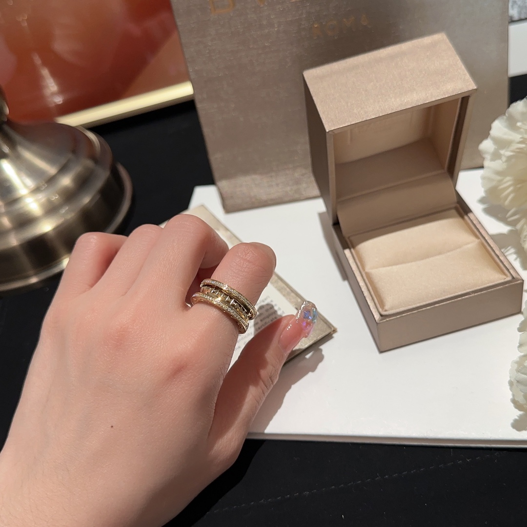 NO:677789,BR067# Baojia Ring. The entire ring is made of imported zircon and is plated with 3 layers of 18k gold. It looks really good when you first get it. The texture is great, ring, gold, Cardia high-end jewelry.19860909BR067#宝家戒指 整个戒指采用进口锆石 厚金镀3层18k黄金 上手真的超级好看 质感非常棒,,ring,gold,卡迪亚高端饰品,Jewelry