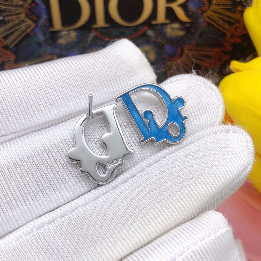 编号DED0088
迪奥 原单新品  DIOR字母蓝色滴油耳钉 高端品质，专柜11开模，专柜原版同黄铜材