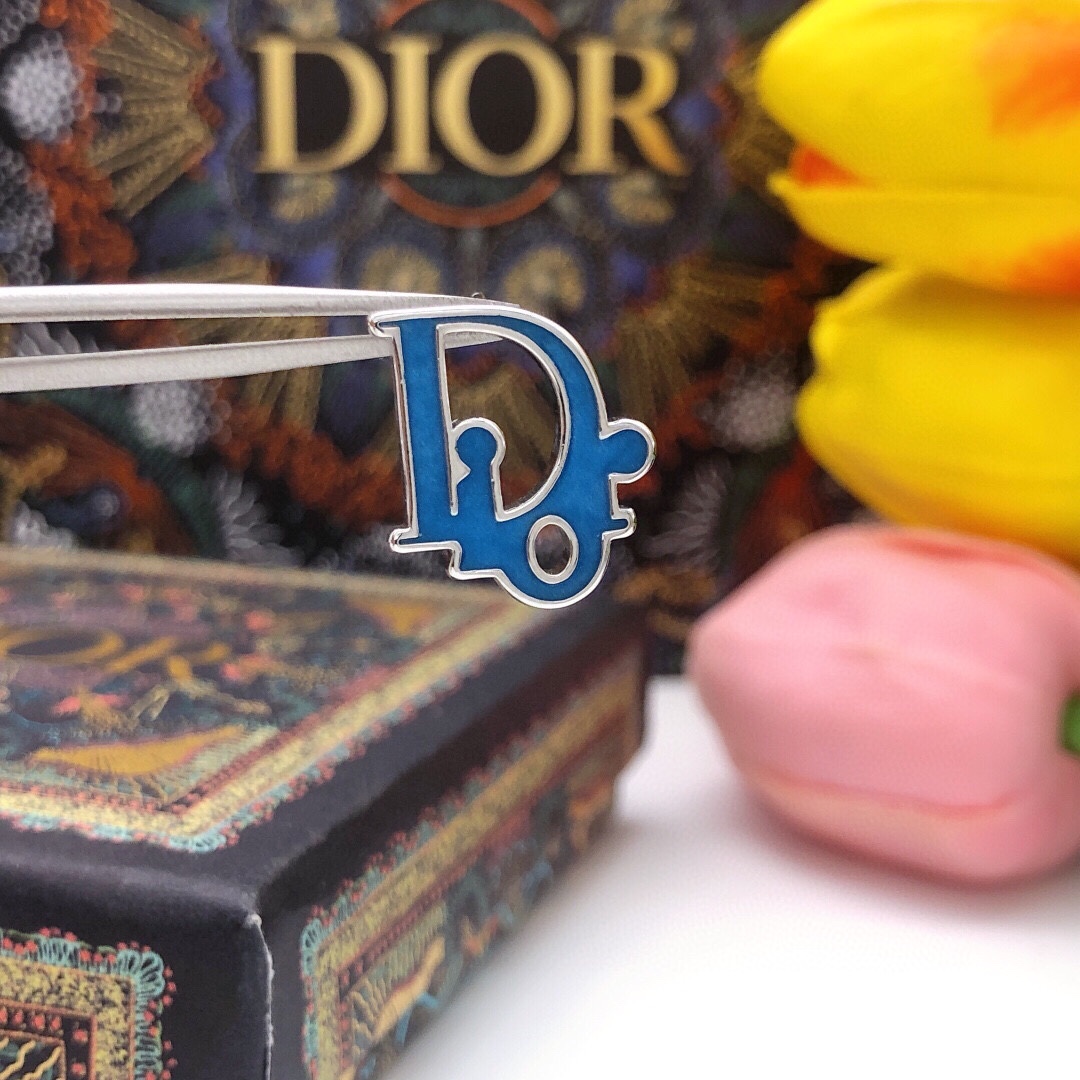 编号DED0088
迪奥 原单新品  DIOR字母蓝色滴油耳钉 高端品质，专柜11开模，专柜原版同黄铜材