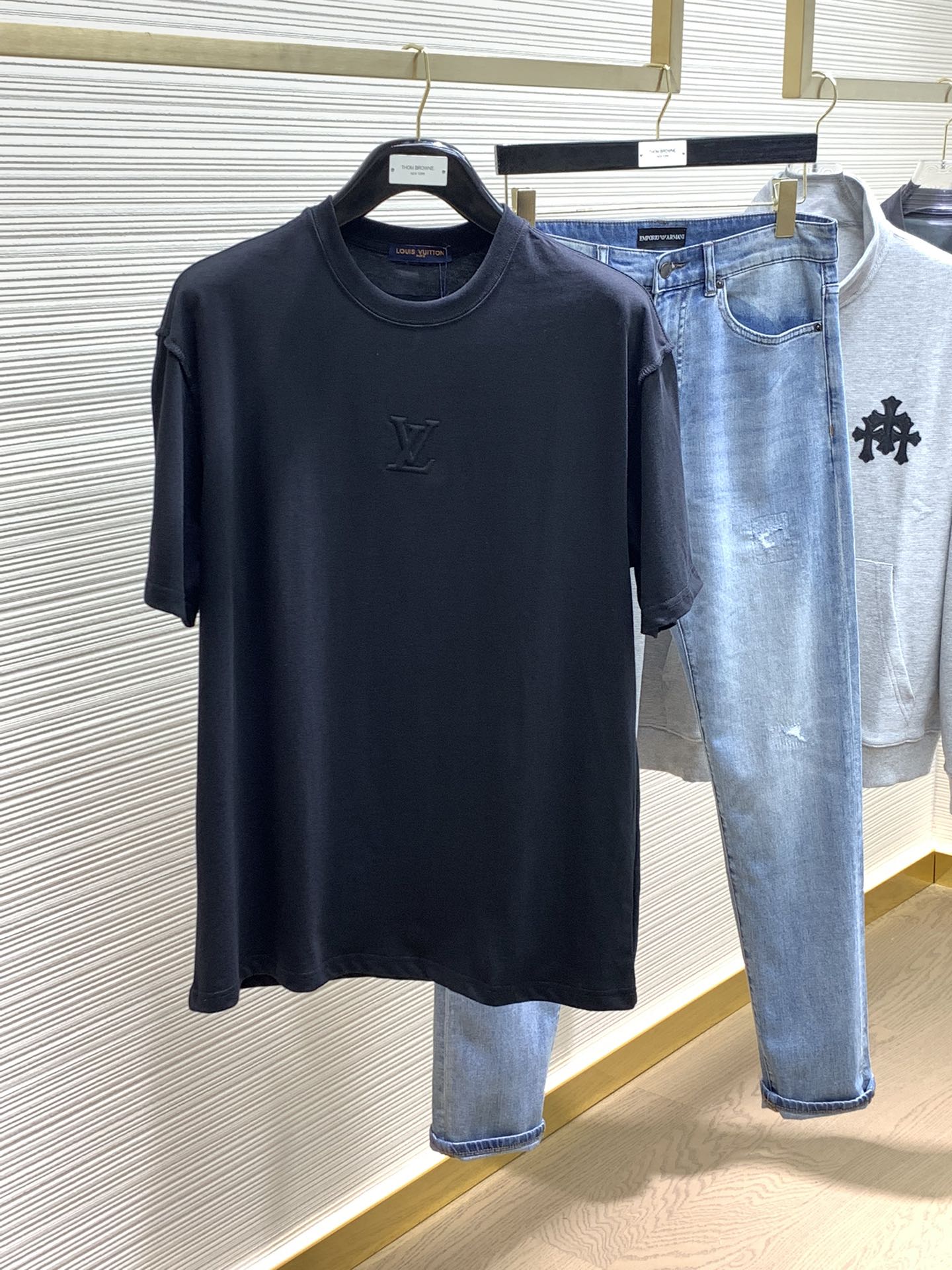 Louis Vuitton 1:1
 Clothing T-Shirt Luxury Fashion Replica Designers
 Spring Collection Short Sleeve