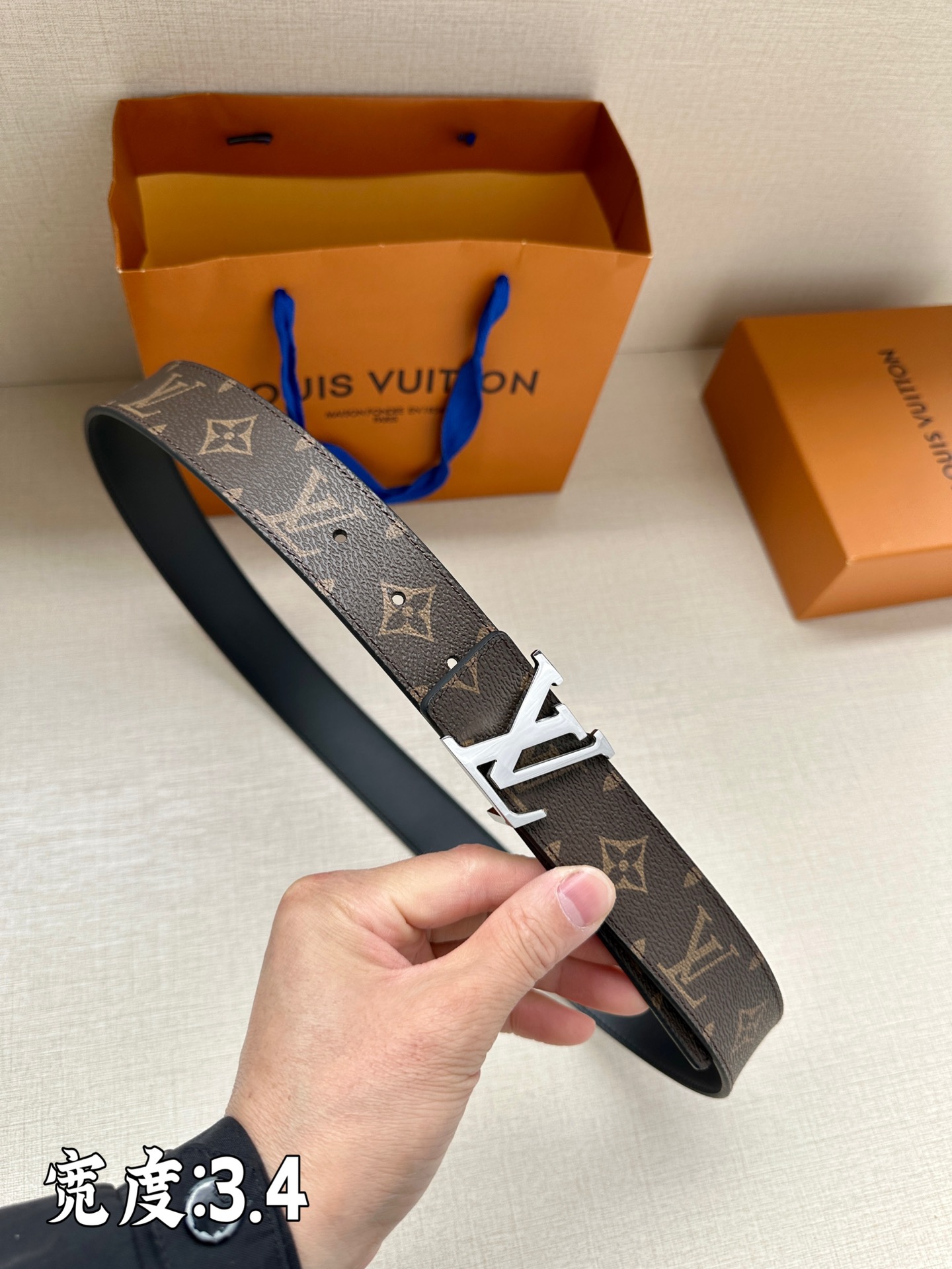 此款LVInitiales34毫米双