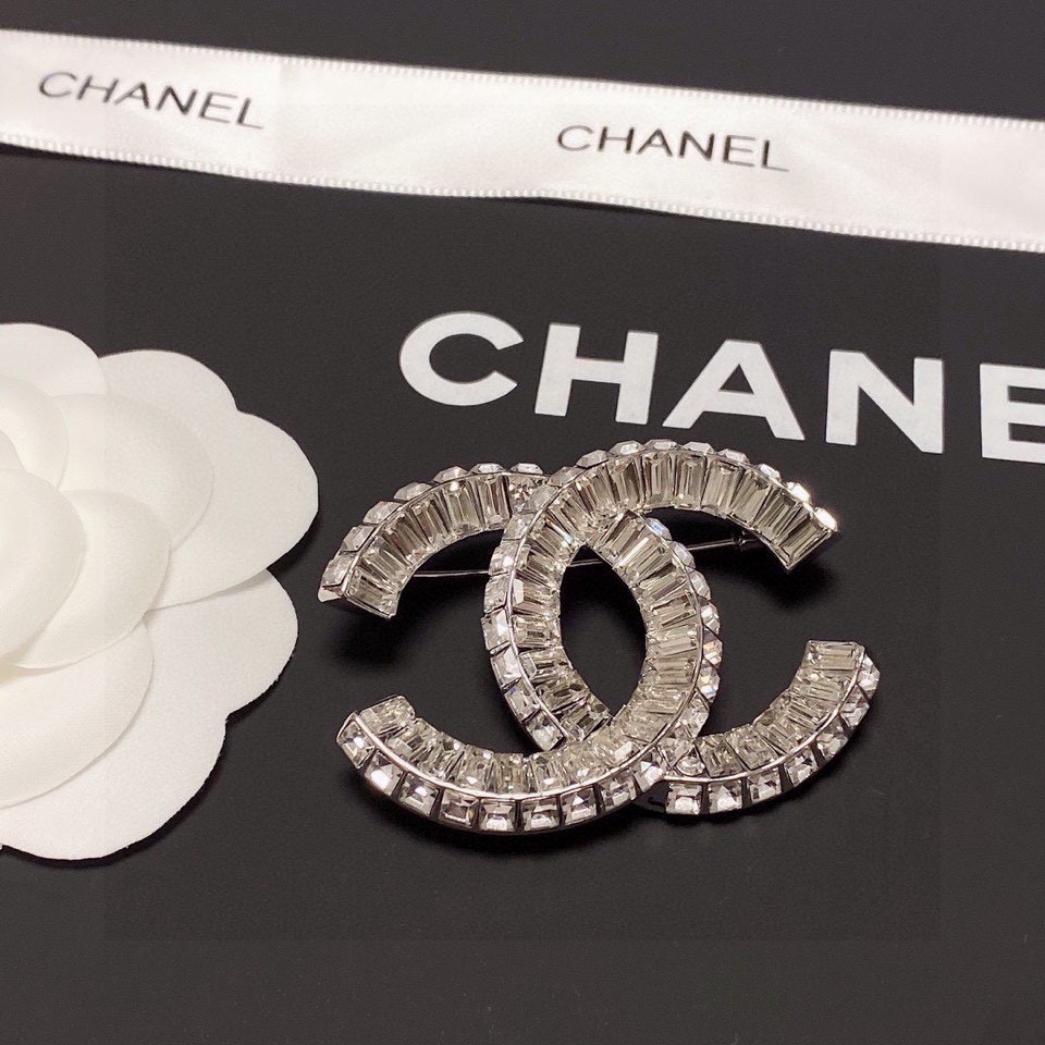 NO:101122,CHANEL Xiaoxiang Square Diamond Full Diamond Brooch. The new Chanel brooch is used simultaneously in the counter. It is the ornament that understands women the most. Women who devote all their efforts to be themselves often cherish the meaning of the brooch more. Ms. Chanel pins the brooch on the hat and tells those fashionable ladies who imitate her [breast is very practical. It can be pinned on the suit collar, pocket, hat, belt or evening dress. Chanel brooch, chanel, chanel, business suit, brooch, breastpin, hats19860909CHANEL小香 方钻满钻胸针 专柜新款同步上新香奈儿胸针,是最懂女人的饰物.那些倾注了全部心血去做自己的女人,往往更珍惜胸针的意义.香奈儿女士把胸针别在帽子上,并告诉那些模仿她的时髦女士们[胸针可是非常实用,它可以别在西装领上、口袋上、帽子上、腰带上或者是晚礼服上,,香奈儿胸针,chanel,chanel,business suit,brooch，breastpin,hats,Jewelry