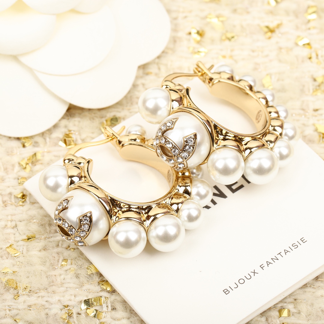 Chanel Chanel椭圆双c耳钉简约大方日常款 风格永存 永在 如若想回归简约 那么这款非常的推荐