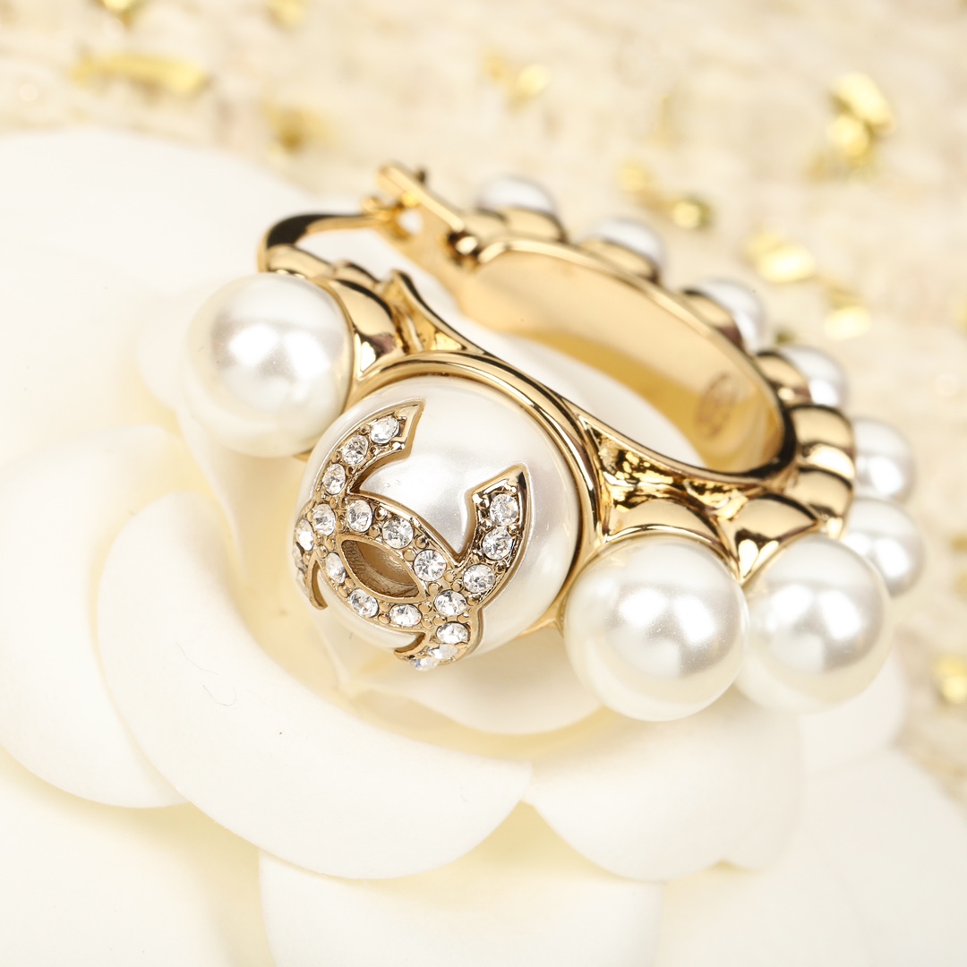 Chanel Chanel椭圆双c耳钉简约大方日常款 风格永存 永在 如若想回归简约 那么这款非常的推荐