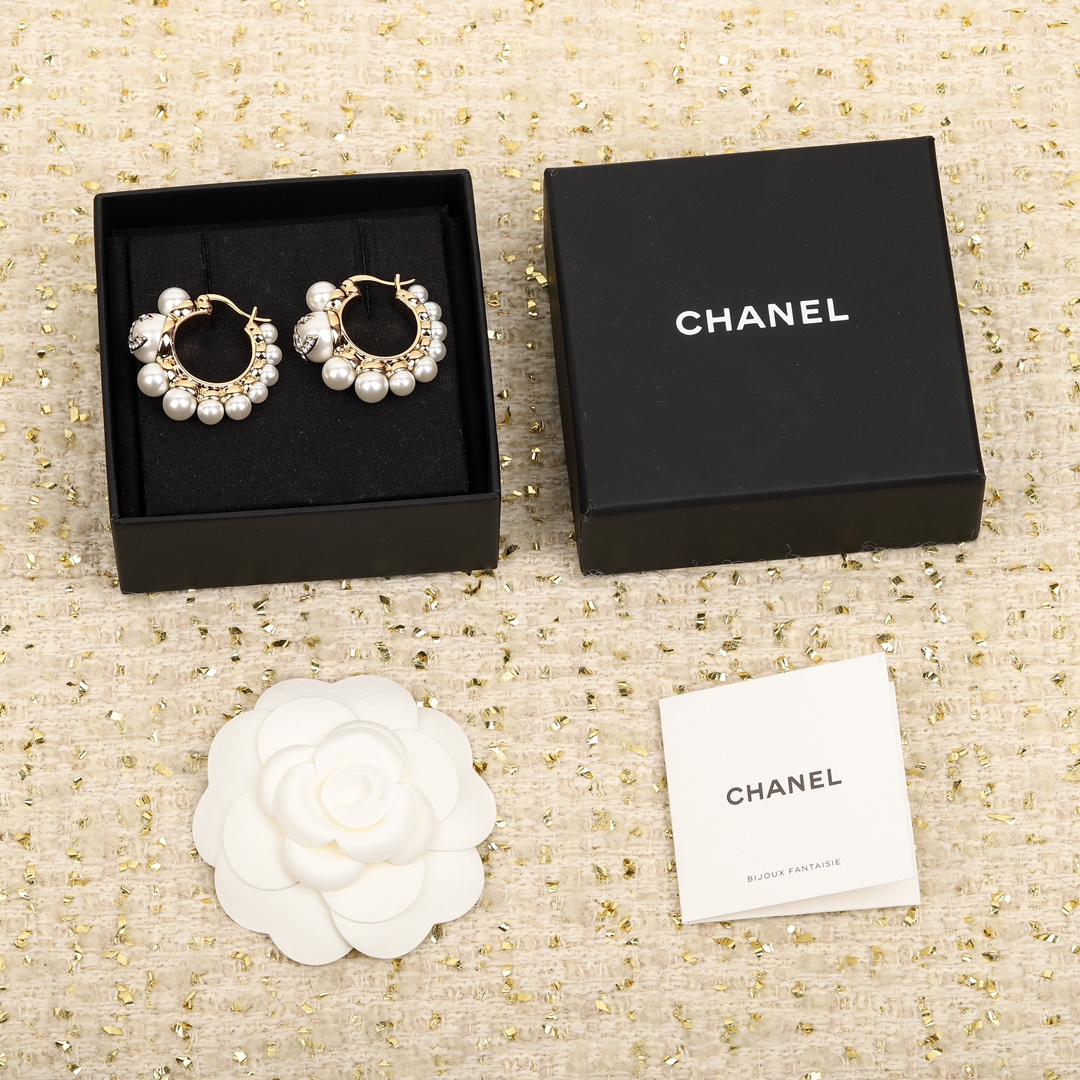 Chanel Chanel椭圆双c耳钉简约大方日常款 风格永存 永在 如若想回归简约 那么这款非常的推荐