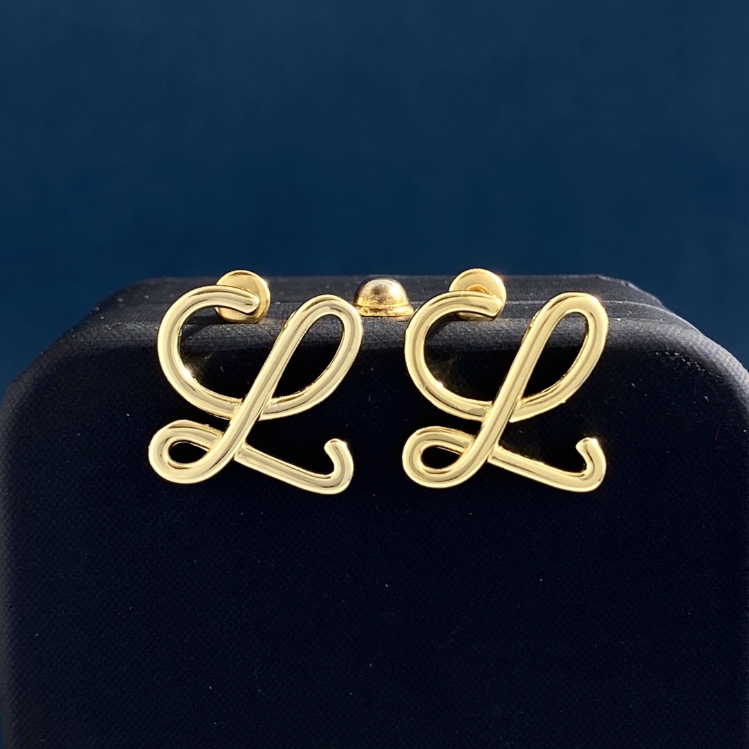 LE95LOEWE罗意威光面L字母标志金属饰面耳钉黄铜材料镀金浅金色尺寸约:1.81.8cm