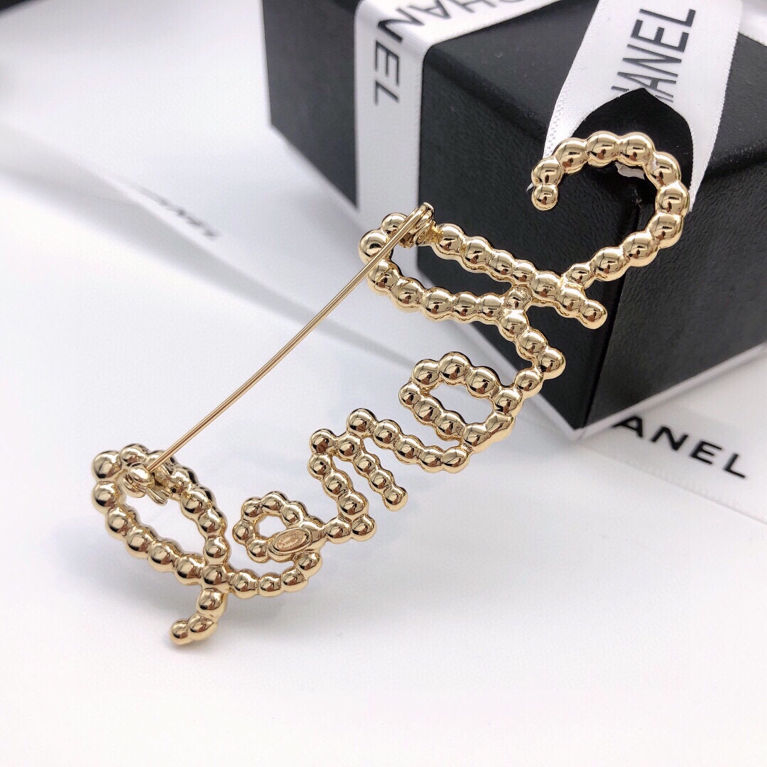 Chanel XXZ0073: Fashionable Letters and Pins, Highest Market Edition – Classic Logo for Winter. - 图片 5