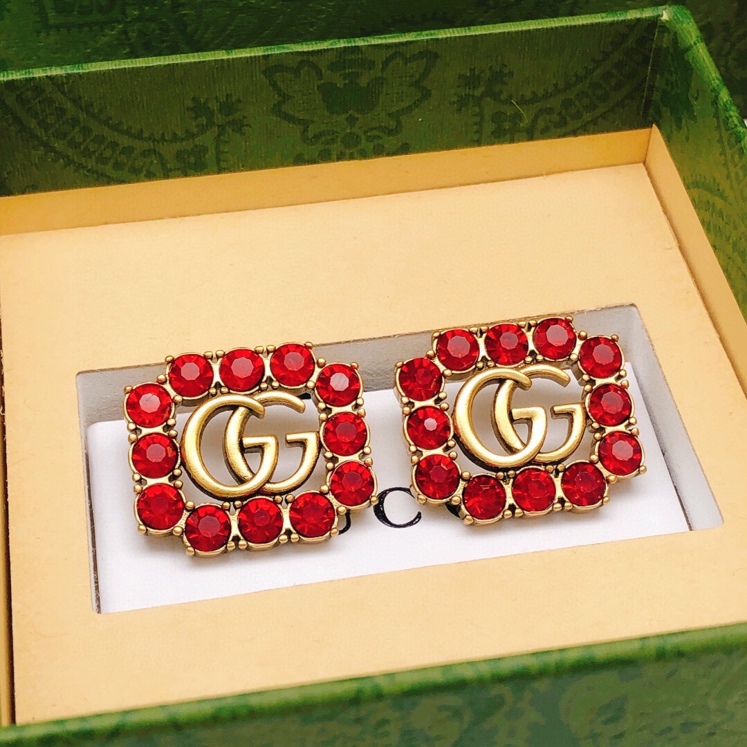 编号GED0139
Gucci古驰新款红钻方形耳钉 超级漂亮的一款 闪闪水钻和做旧的古金✨