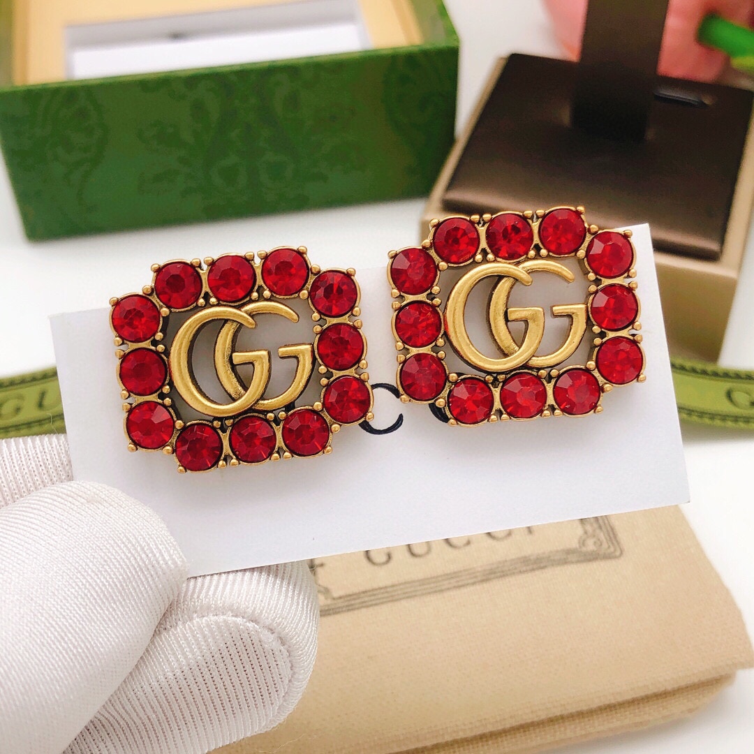 编号GED0139
Gucci古驰新款红钻方形耳钉 超级漂亮的一款 闪闪水钻和做旧的古金✨