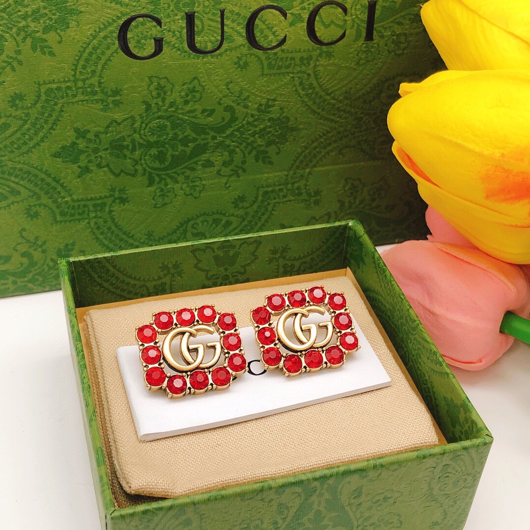 编号GED0139
Gucci古驰新款红钻方形耳钉 超级漂亮的一款 闪闪水钻和做旧的古金✨