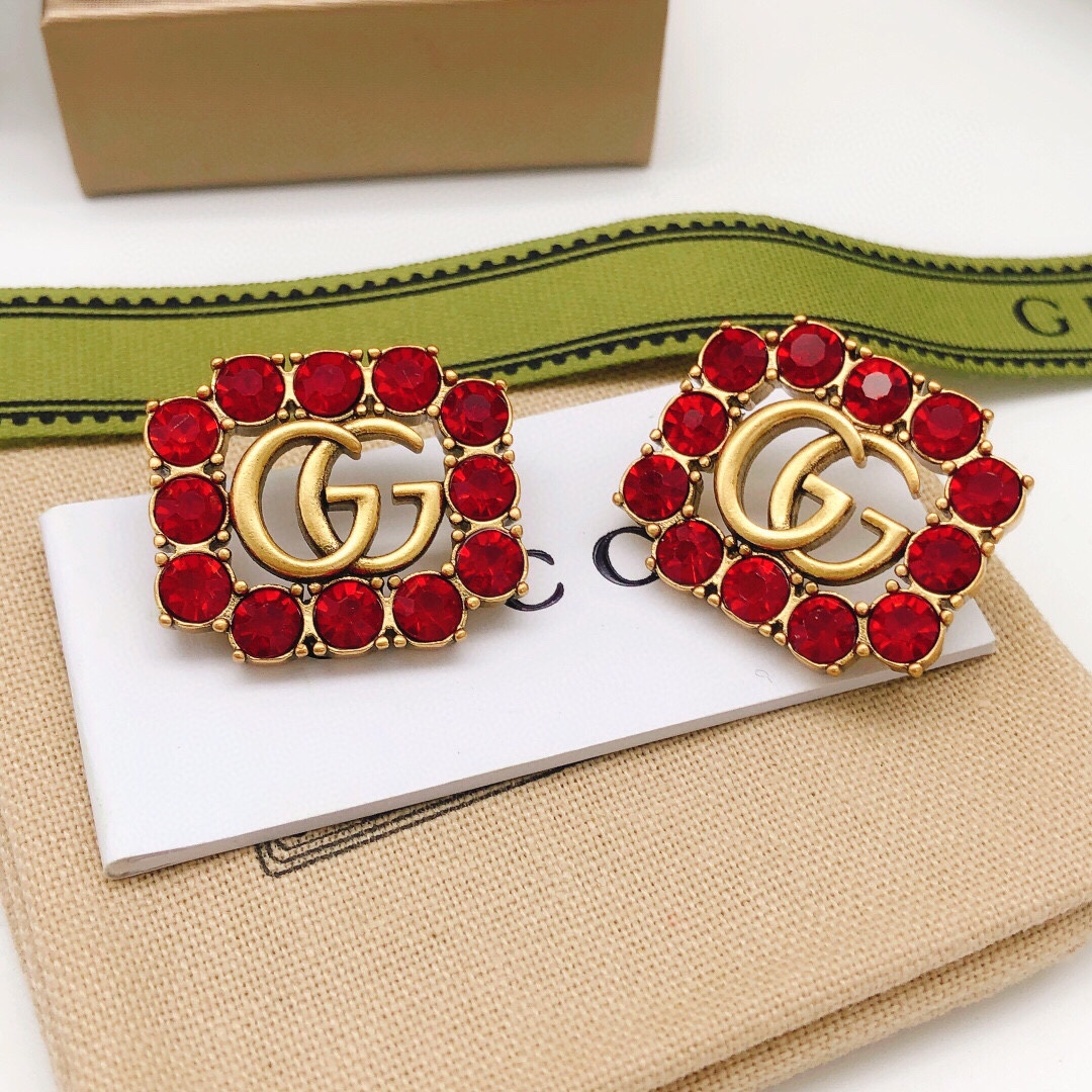 编号GED0139
Gucci古驰新款红钻方形耳钉 超级漂亮的一款 闪闪水钻和做旧的古金✨
