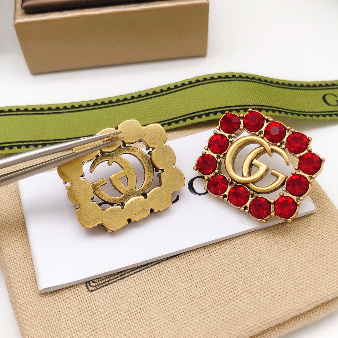 编号GED0139
Gucci古驰新款红钻方形耳钉 超级漂亮的一款 闪闪水钻和做旧的古金✨