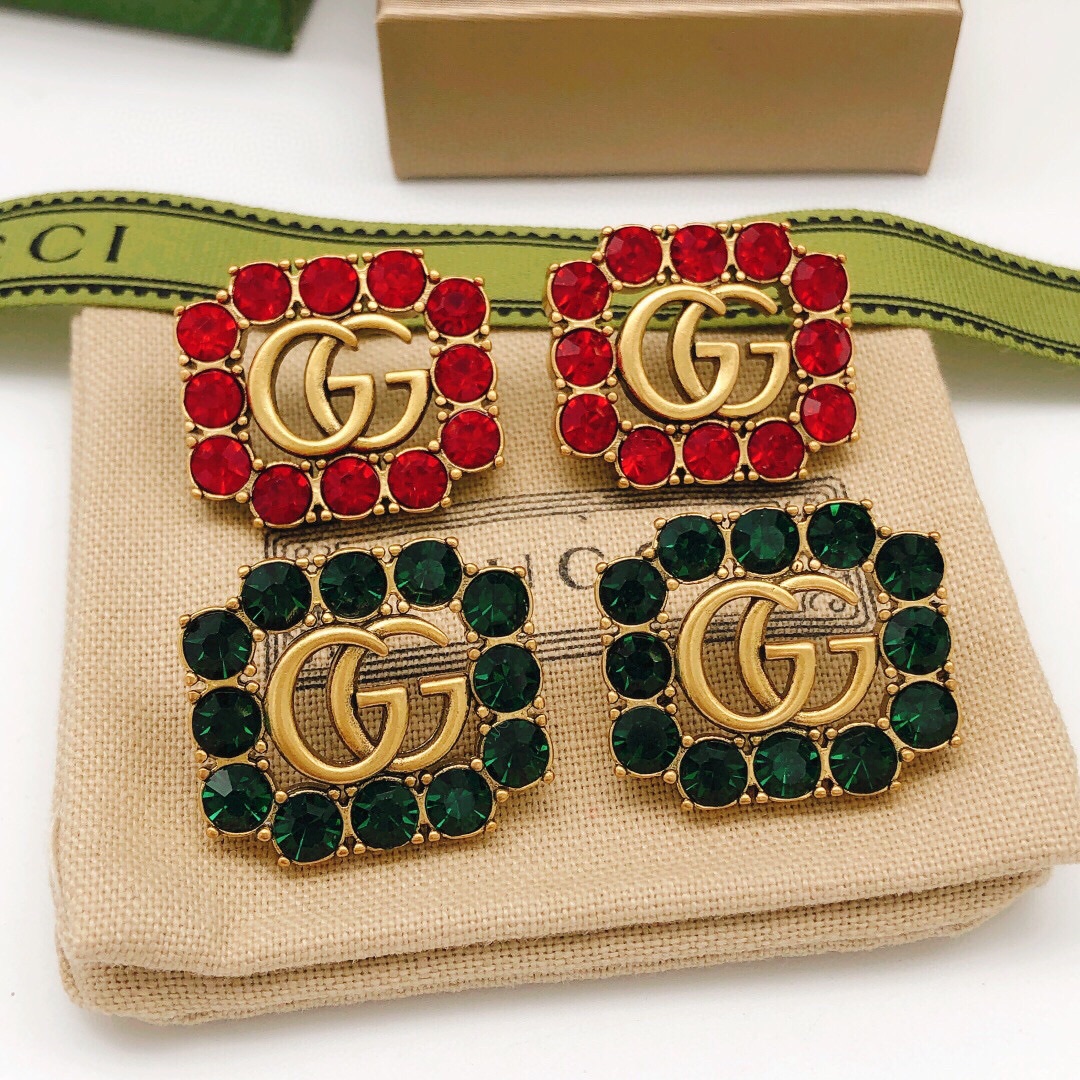 编号GED0139
Gucci古驰新款红钻方形耳钉 超级漂亮的一款 闪闪水钻和做旧的古金✨