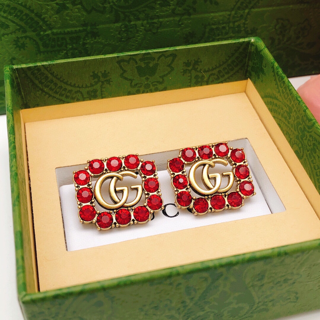 编号GED0139
Gucci古驰新款红钻方形耳钉 超级漂亮的一款 闪闪水钻和做旧的古金✨