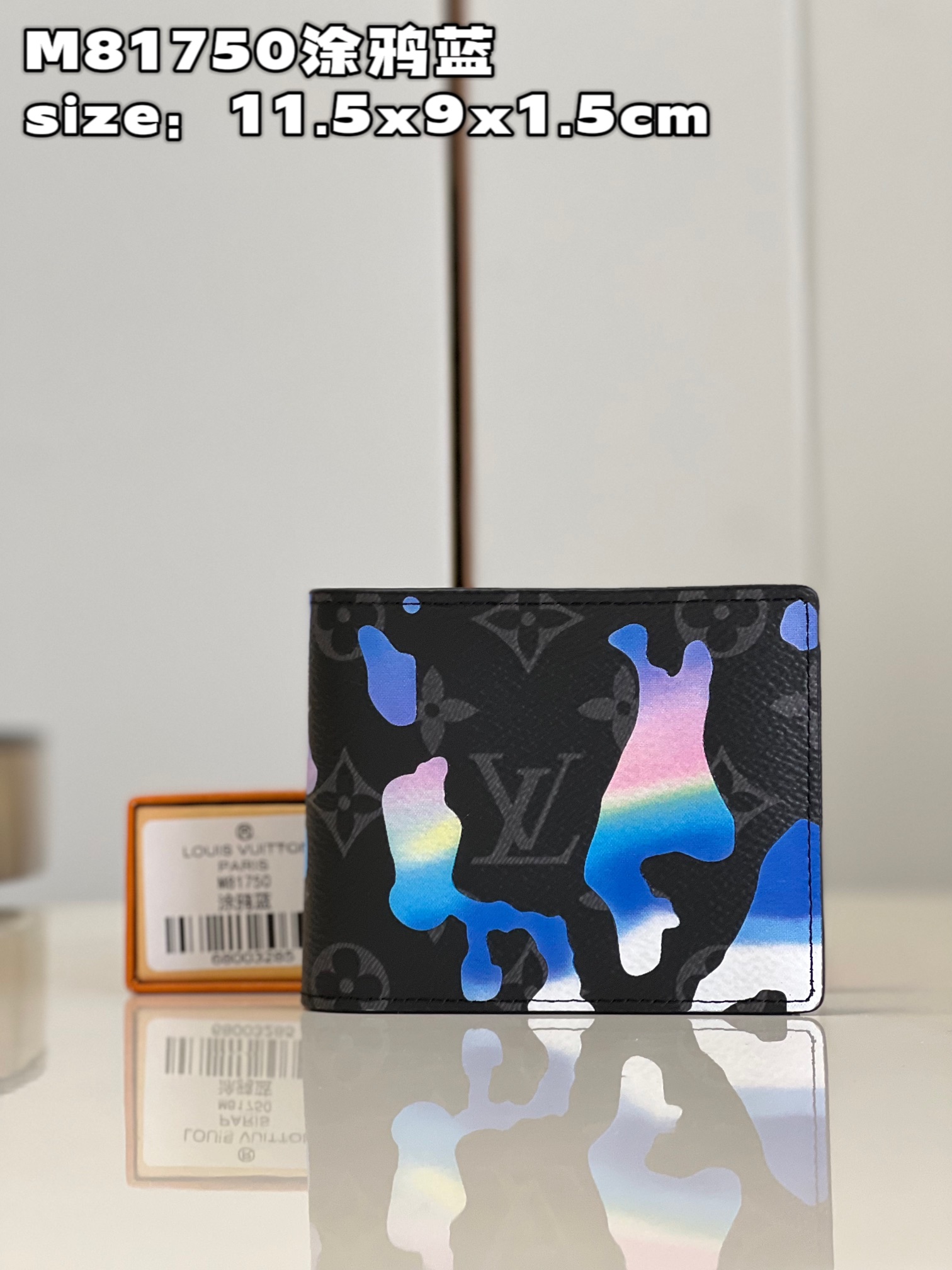 NO:399723,[Exclusive real photo M81750 graffiti blue] This Multiple wallet comes from the end of the year Room with a View series, explaining the infinite longing for freedom. The Monogram Eclipse canvas surface presents a dreamy sunrise scene, and the floating cloud pattern spells outlines the letter outline of the LV letters, creating a creative upgrade of classic design. Size11.5x9x1.5cm C.,LV [original leather],louis vuitton19860909【独家实拍 M81750涂鸦蓝】本款 Multiple 钱夹出自 年末 Room with a View 系列,阐述对自由的无限憧憬.Monogram Eclipse 帆布表面呈现如梦似幻的日出之景,飘浮云朵图案拼出 LV 字母轮廓,成就经典设计的创意升级.size11.5x9x1.5cm C.,LV【原厂皮】,louis vuitton,Bag