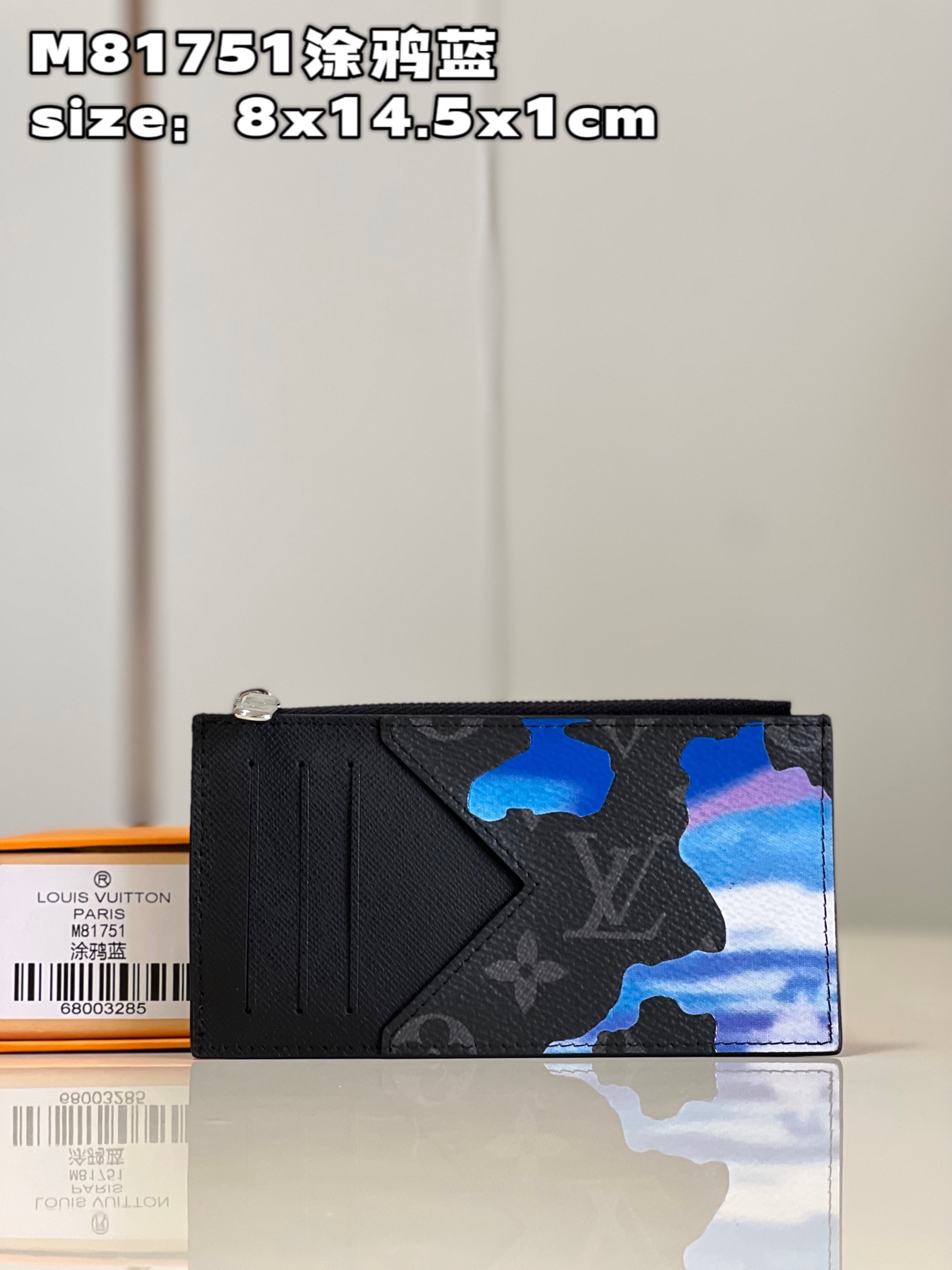 NO:399735,[Exclusive real photo M81751 graffiti blue] This Coin card clip comes from the end of the year Room with a View series, explaining the infinite longing for freedom. The surface of the Monogram Eclipse canvas presents a dreamy sunrise scene, and the floating clouds pattern spells outlines the letter outline of the LV letters, creating a creative upgrade of classic design. Size8x14.5x1cm C.,LV [original leather],louis vuitton19860909【独家实拍 M81751涂鸦蓝】本款 Coin 卡夹出自 年末 Room with a View 系列,阐述对自由的无限憧憬.Monogram Eclipse 帆布表面呈现如梦似幻的日出之景,飘浮云朵图案拼出 LV 字母轮廓,成就经典设计的创意升级.size8x14.5x1cm C.,LV【原厂皮】,louis vuitton,Bag