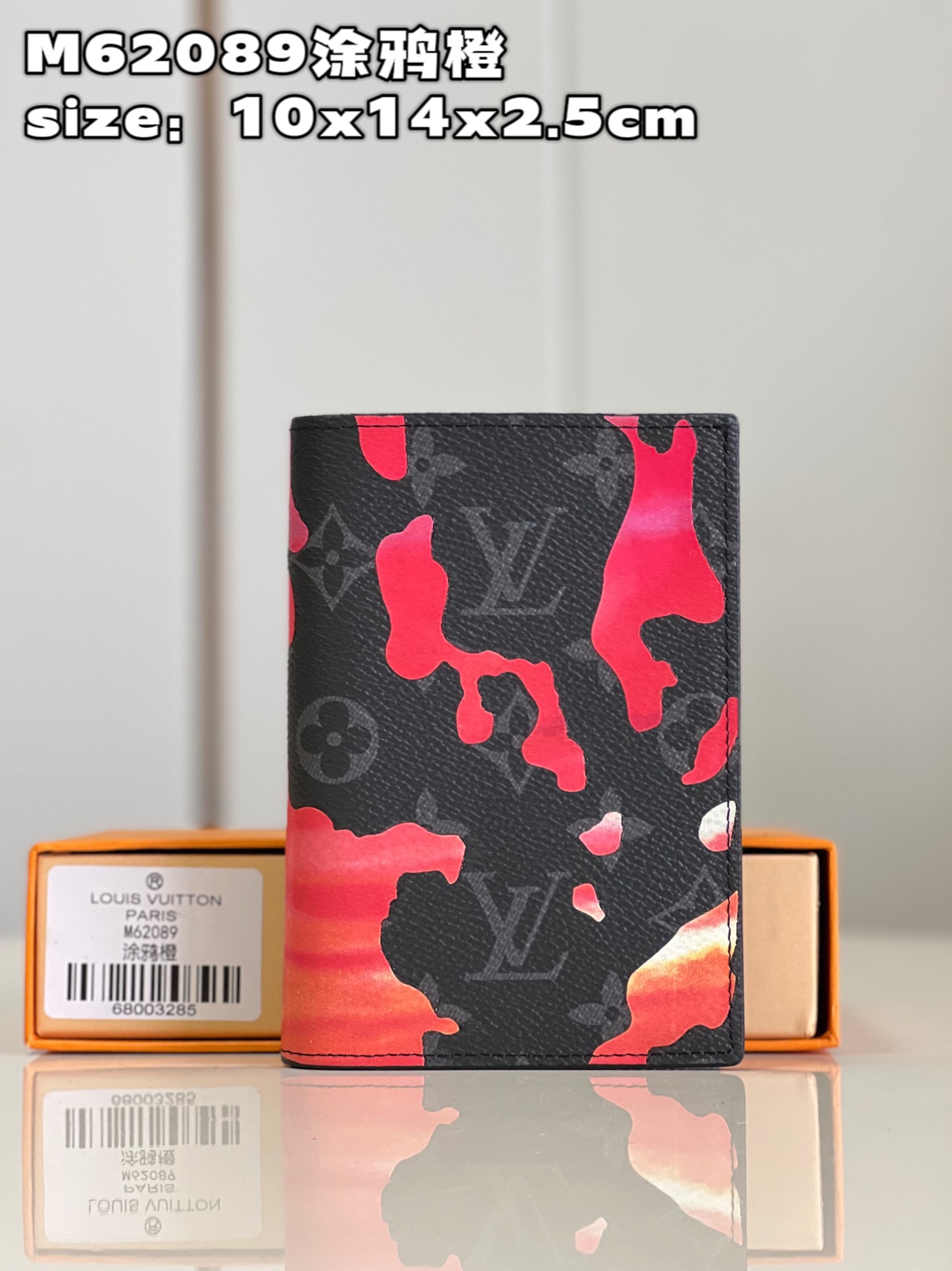 NO:399714,[Exclusive real photo M62089 graffiti orange] This passport cover comes from the end of the year Room with a View series, which explains the infinite longing for freedom. The surface of the Monogram Eclipse canvas presents a dreamy sunrise scene, and the floating clouds pattern spells outlines the letter outline of the LV letters, creating a creative upgrade of classic design. Size10x14x2.5cm C.,LV [original leather],louis vuitton19860909【独家实拍 M62089涂鸦橙】本款 护照套出自 年末 Room with a View 系列,阐述对自由的无限憧憬.Monogram Eclipse 帆布表面呈现如梦似幻的日出之景,飘浮云朵图案拼出 LV 字母轮廓,成就经典设计的创意升级.size10x14x2.5cm C.,LV【原厂皮】,louis vuitton,Bag