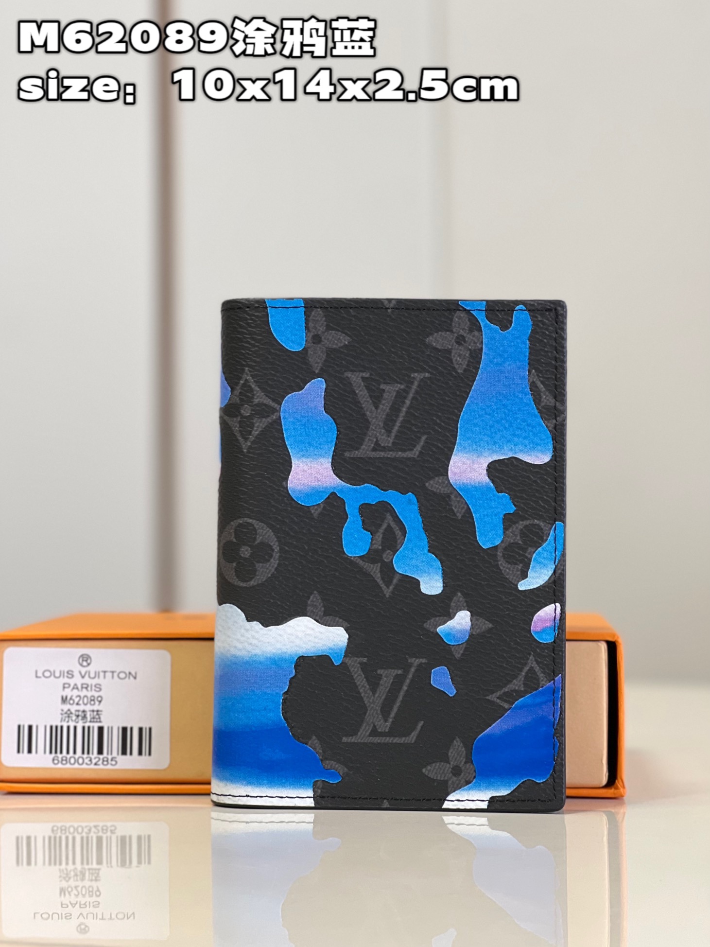 NO:399717,[Exclusive real photo M62089 graffiti blue] This passport cover comes from the end of the year Room with a View series, which explains the infinite longing for freedom. The Monogram Eclipse canvas surface presents a dreamy sunrise scene, and the floating clouds pattern spells outlines the letter outline of the LV letters, creating a creative upgrade of classic design. Size10x14x2.5cm C.,LV [original leather],louis vuitton19860909【独家实拍 M62089涂鸦蓝】本款 护照套出自 年末 Room with a View 系列,阐述对自由的无限憧憬.Monogram Eclipse 帆布表面呈现如梦似幻的日出之景,飘浮云朵图案拼出 LV 字母轮廓,成就经典设计的创意升级.size10x14x2.5cm C.,LV【原厂皮】,louis vuitton,Bag