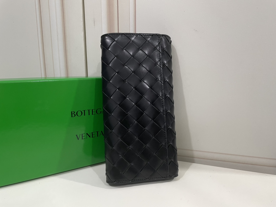 Portefeuille long tressé Bottega Veneta en cuir de veau, fermoir pression, poche extérieure