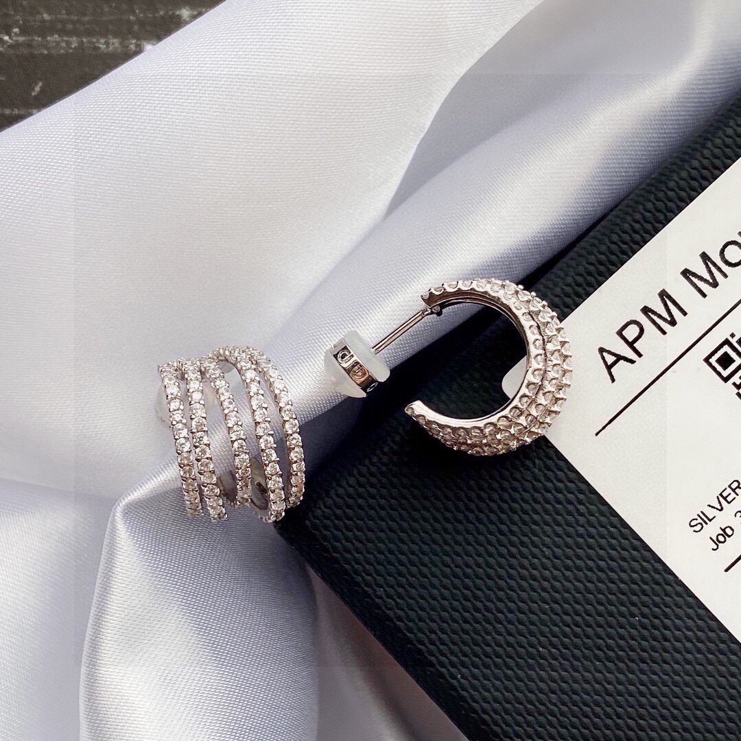 aPmmonaco银白色五圈耳环925纯银手工微镶白色氧化锆石为了让经典的环状耳环更加精致这款珠宝镶饰着