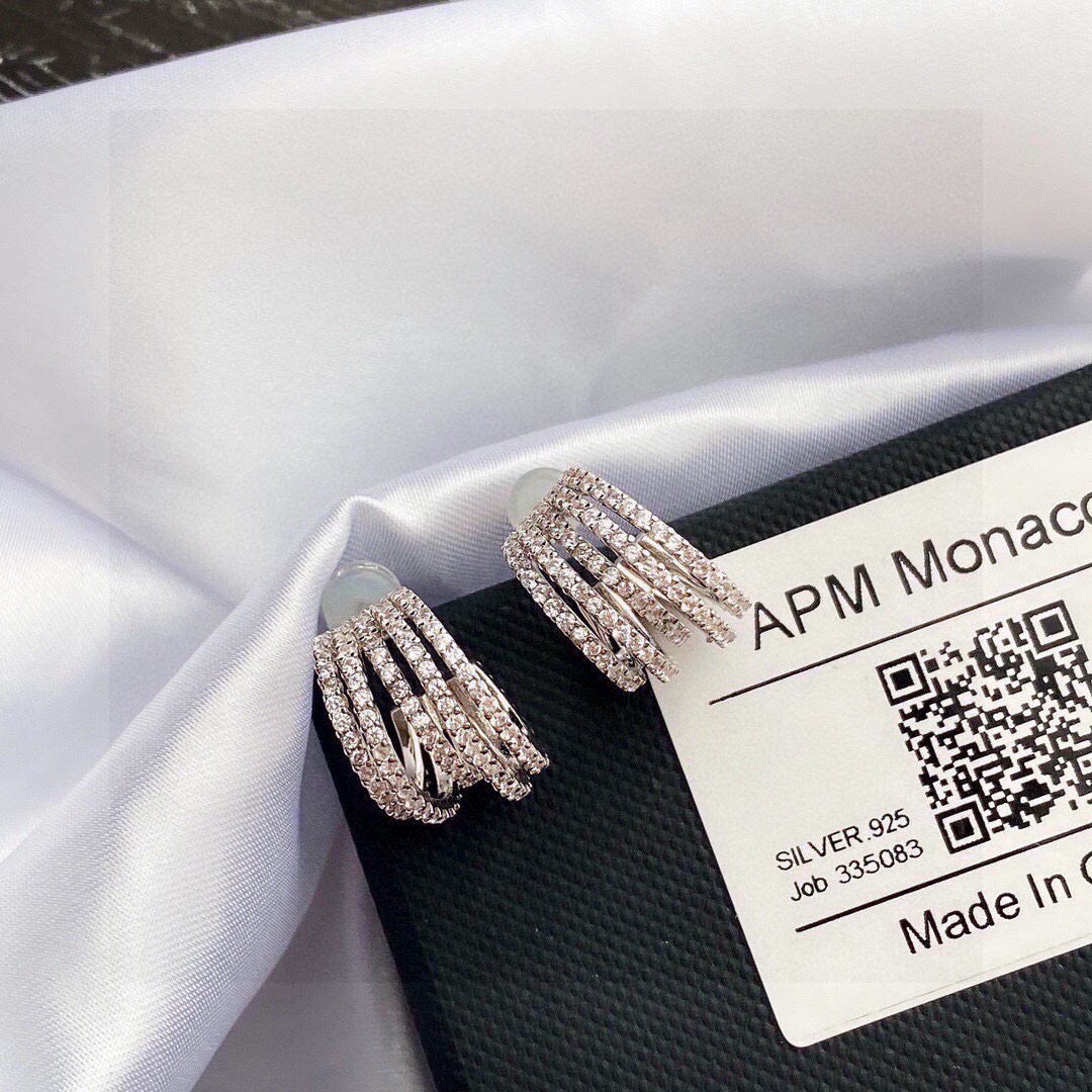 aPm monaco银白色五圈耳环，925纯银手工微镶白色氧化锆石，为了让经典的环状耳环更加精致，这款珠