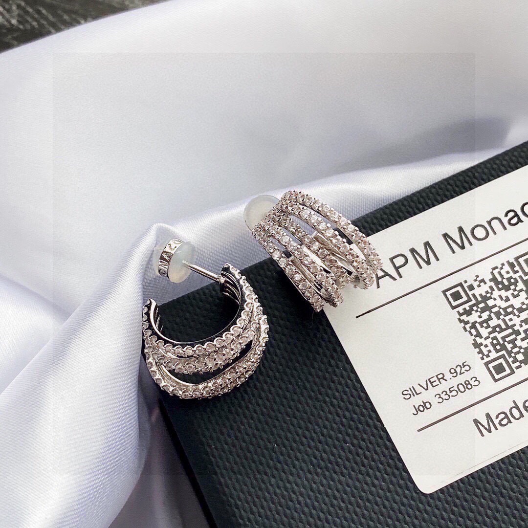 aPm monaco银白色五圈耳环，925纯银手工微镶白色氧化锆石，为了让经典的环状耳环更加精致，这款珠