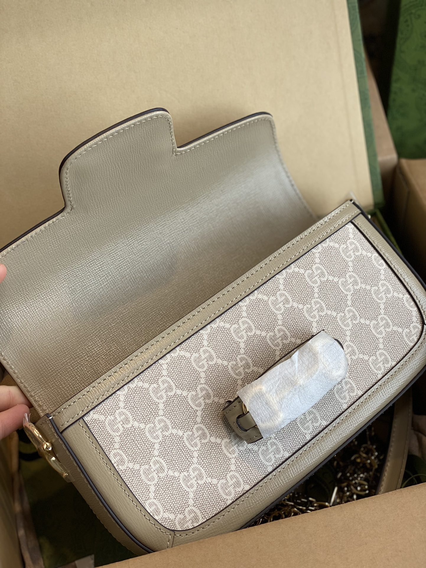 。发货实拍，原厂皮新款马鞍包✈️735178燕麦色