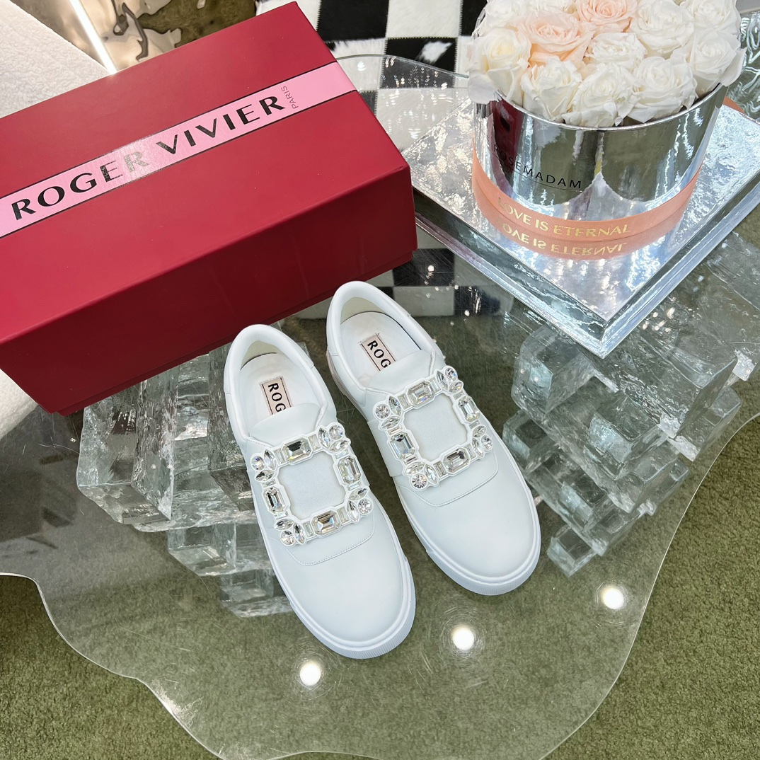 NO:616844,' | 2025 counter new series of cloud square diamond golf white shoes ★★★★★ Be sure to purchase top-notch products! Produced by Taiwan-funded factories! Original custom-made calfskin upper with original molded diamond decoration. Specific water-dyed hybrid soft sheepskin lining inside. Original molded custom foam anti-slip outsole. Shoe size: 35-40 (41 customization is not returnable)  Original counter full set of luxury packaging, casual shoes/sports shoes, sneakers, cowhide, sheepskin19860909' | 2025  专柜新款云朵方钻高尔夫小白鞋系列上新 ★★★★★ 认准代购级别顶货！台资工厂出品！ 鞋面原版定制小牛皮配原版开模钻饰  内里特定水染混种柔软羊皮里 大底原版开模定制发泡防滑大底 鞋码:35-40（41定制不退换） 原版专柜全套豪华包装,休闲鞋/运动鞋,sneakers,cowhide,sheepskin,Women's Shoes