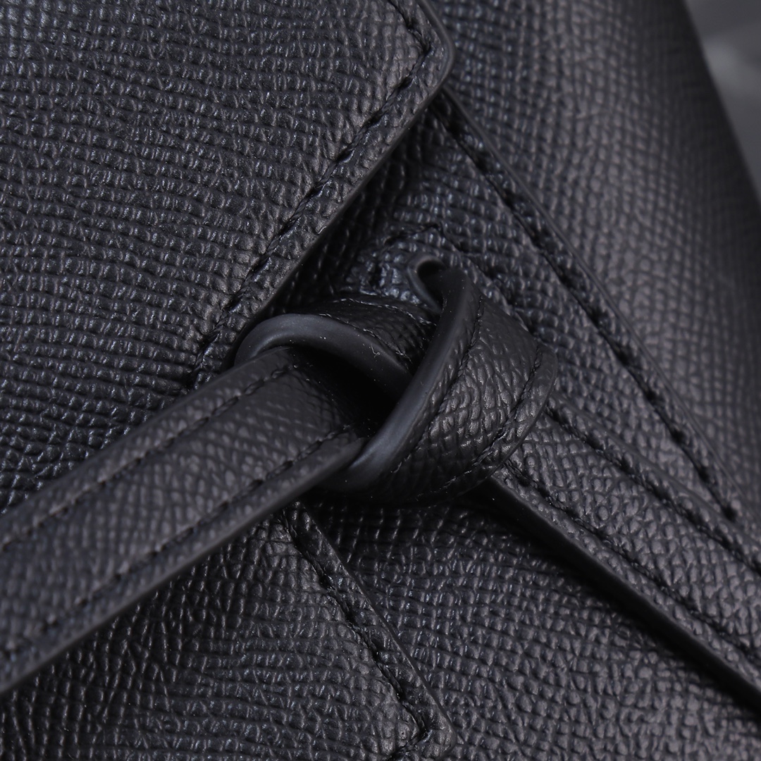 黑色配盒子！Celine鲶鱼包一直是热门包款，也是Celine的经典之作飞吻R简约大气，自重轻，无论是斜